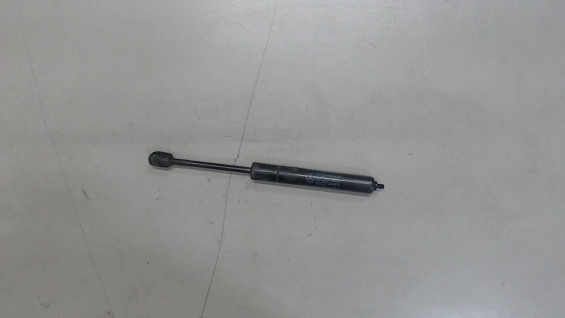 Амортизатор крышки багажника