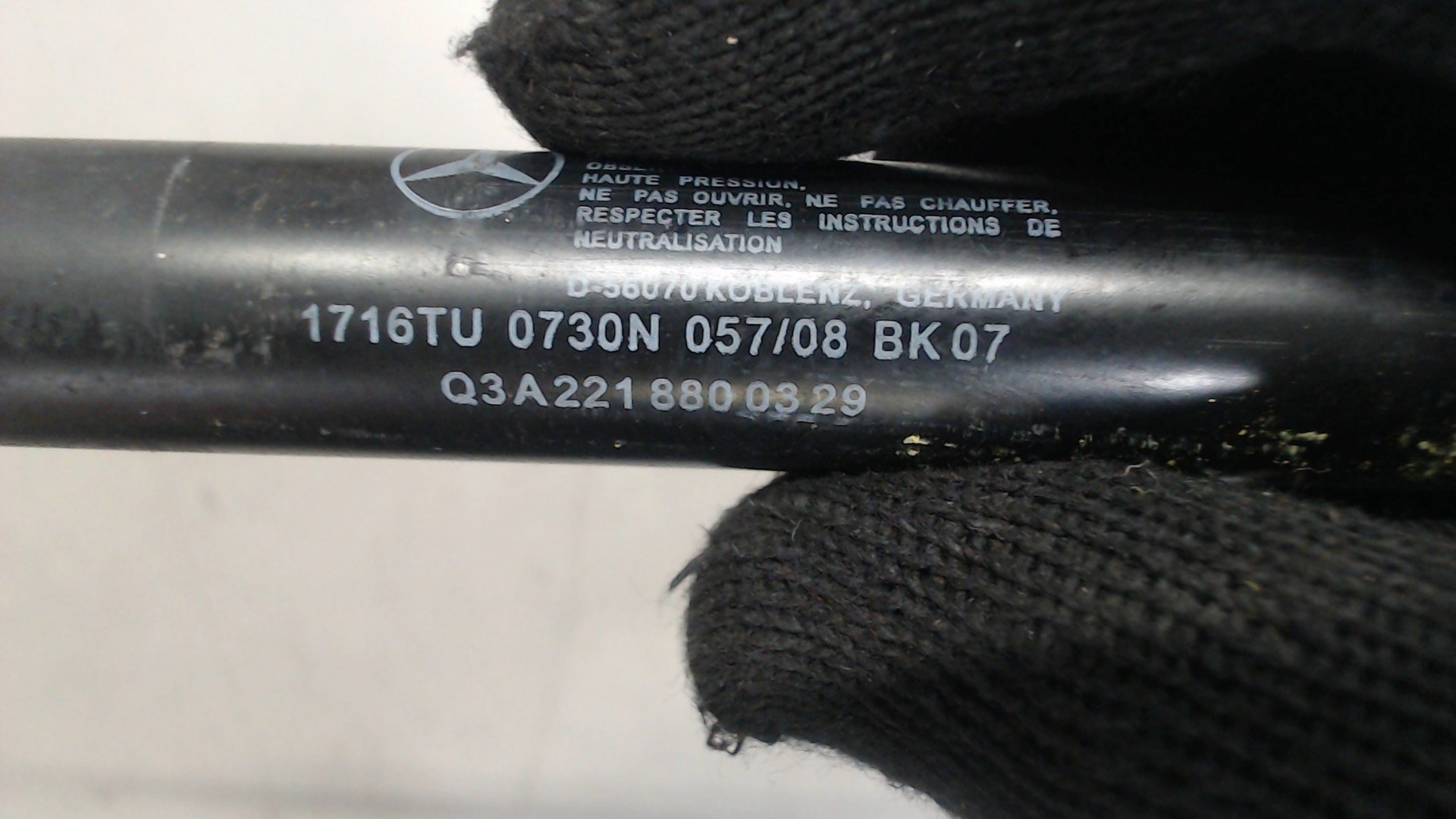 Амортизатор крышки багажника