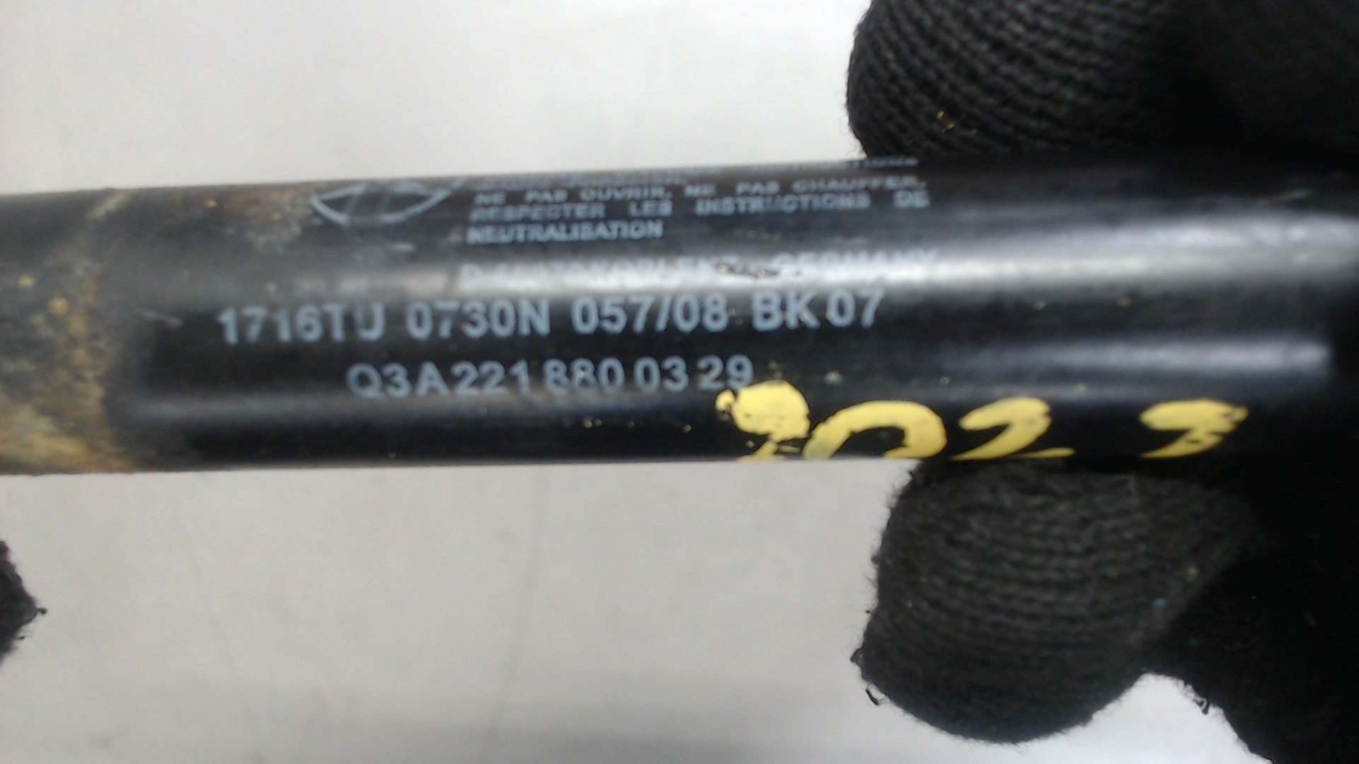 Амортизатор крышки багажника