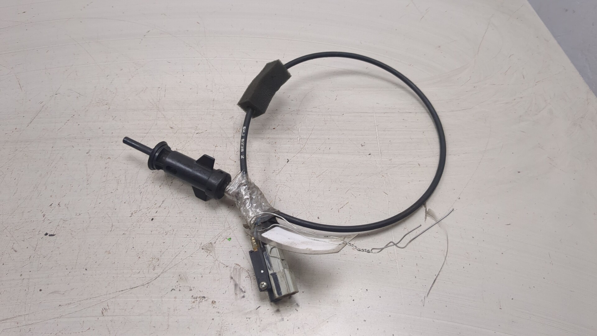 Трос лючка бензобака