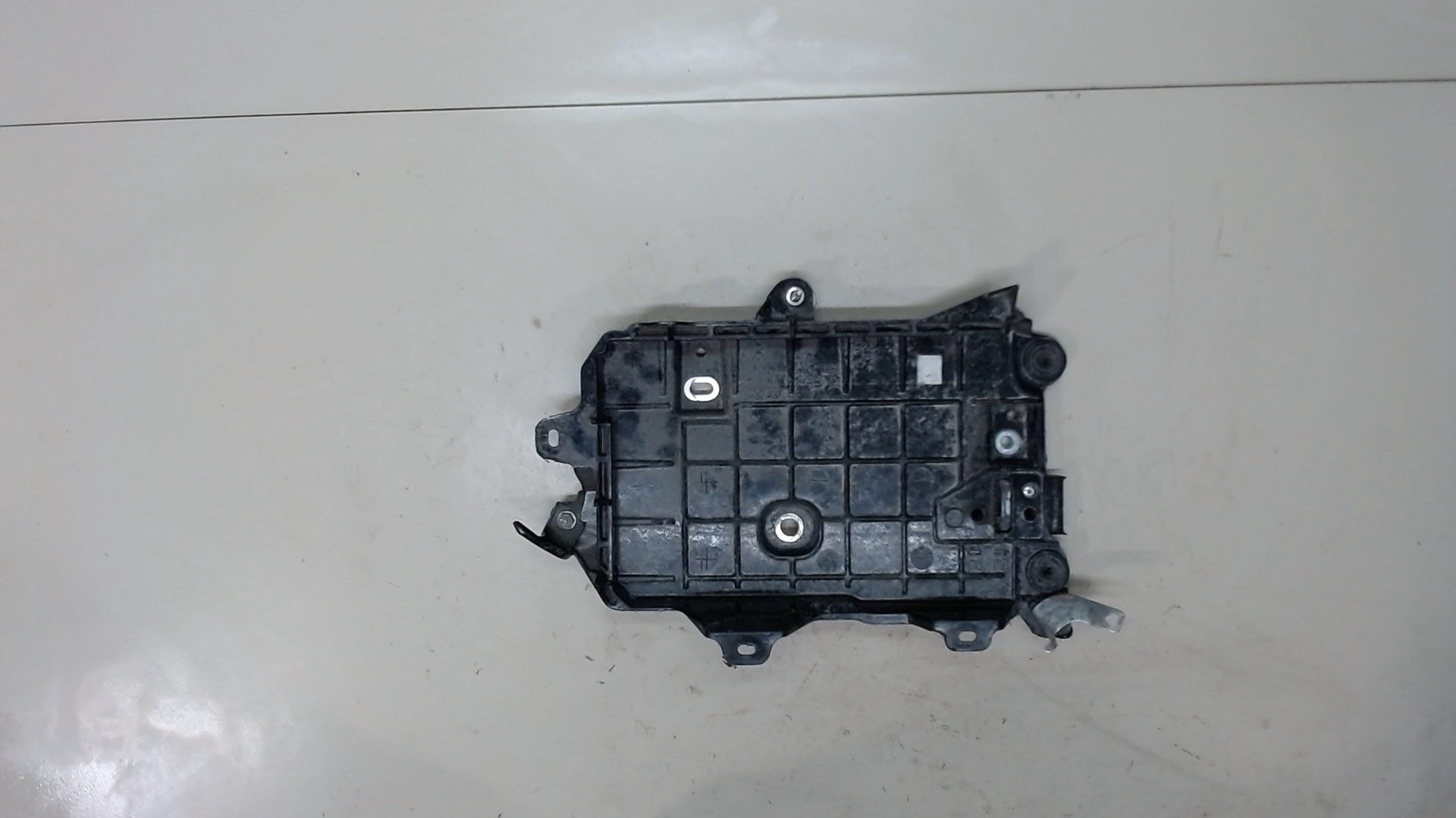 Площадка под аккумулятор (АКБ)