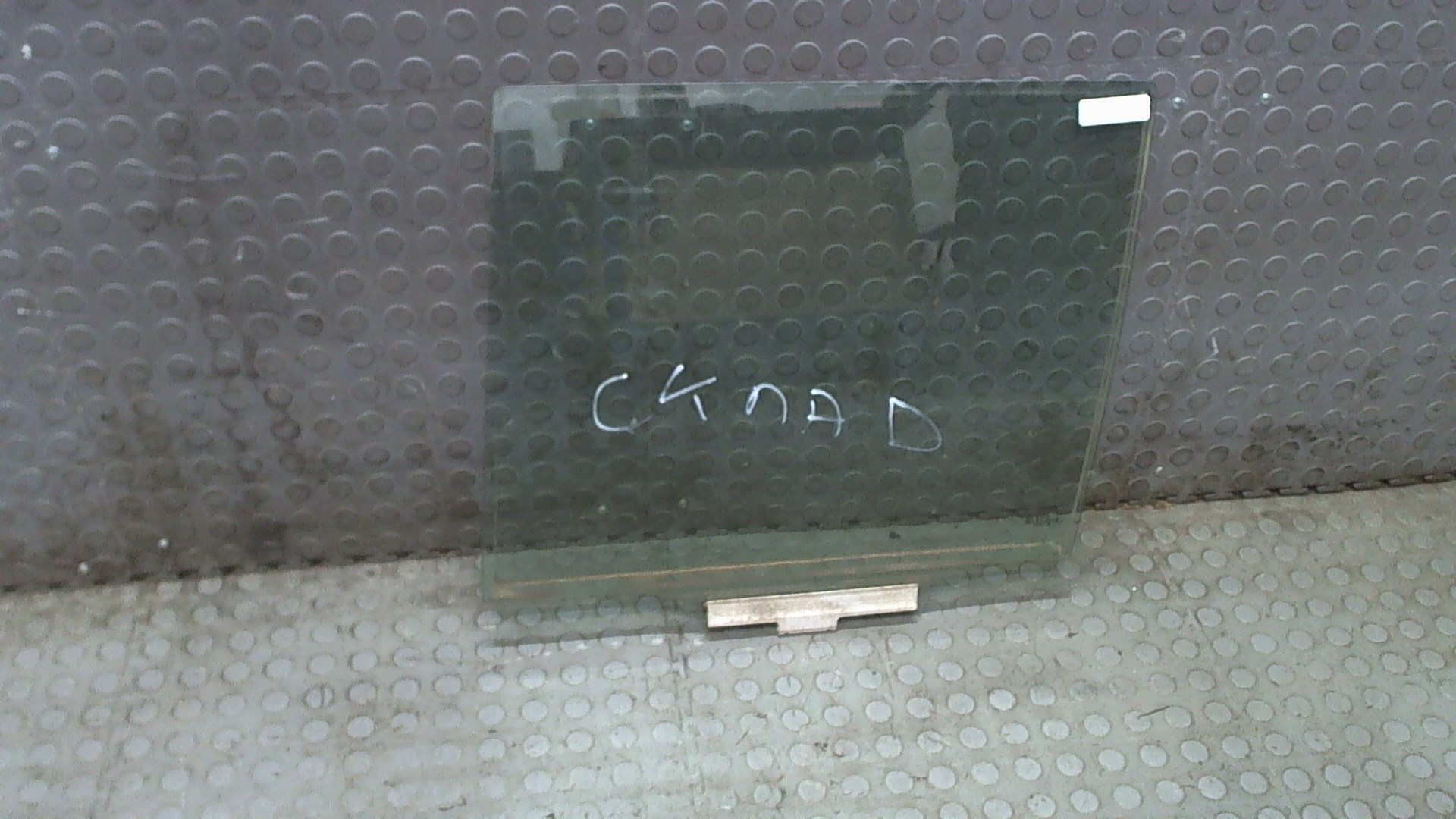 Стекло двери задней левой