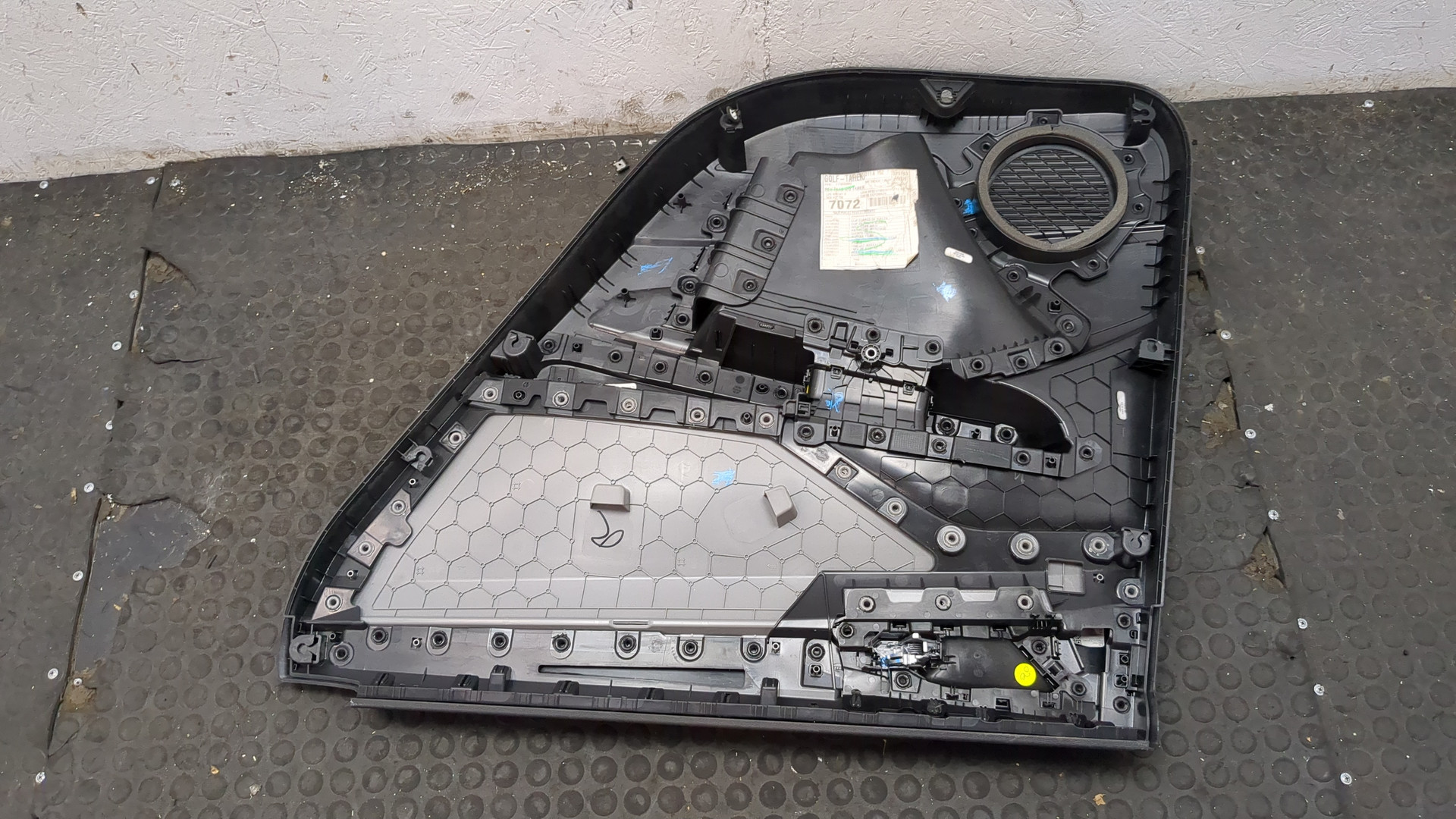 Обшивка двери задней левой