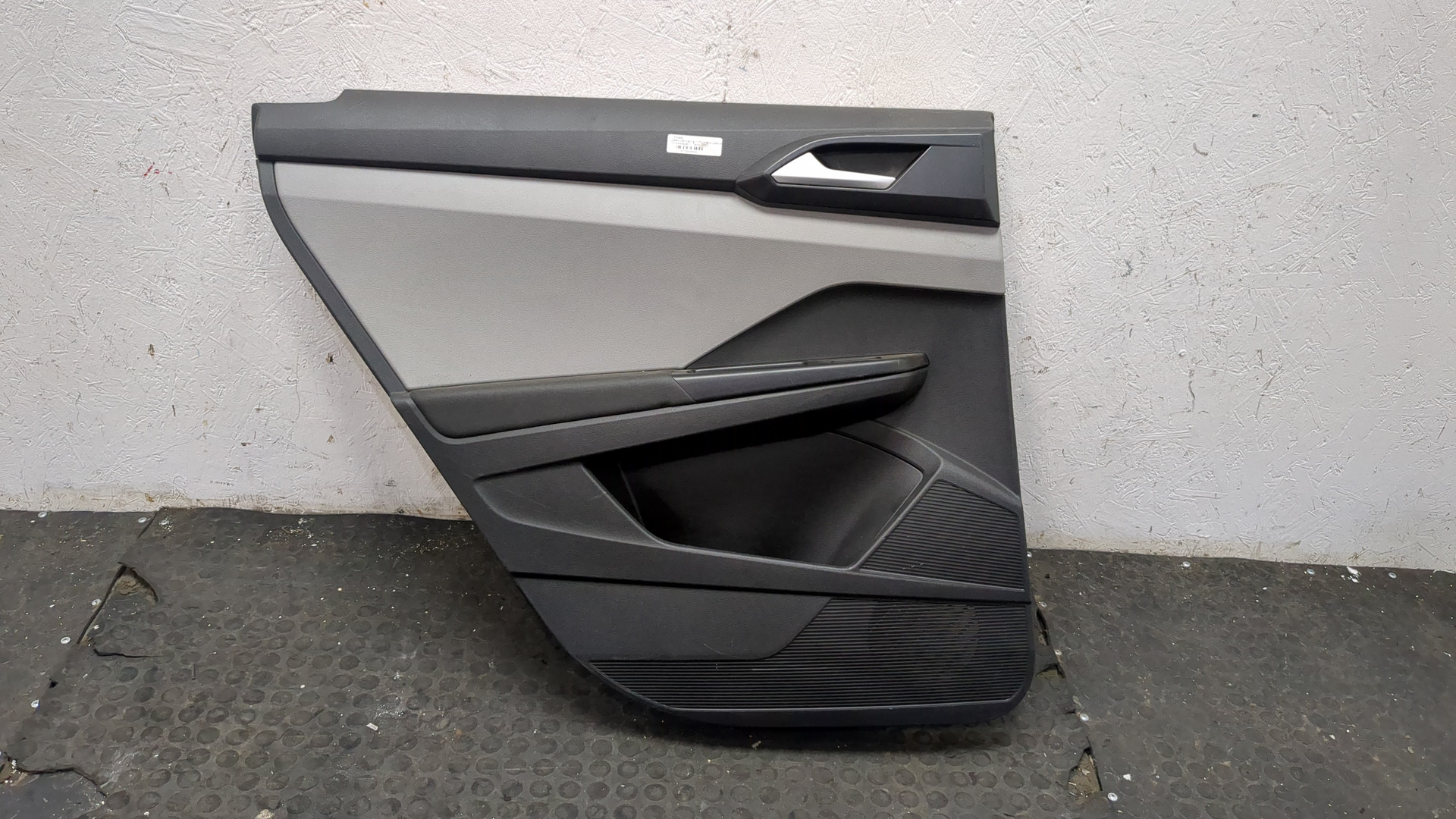 Обшивка двери задней левой