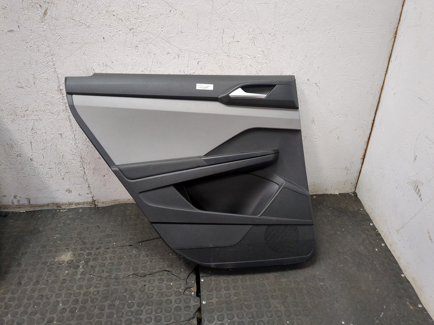 Обшивка двери задней левой