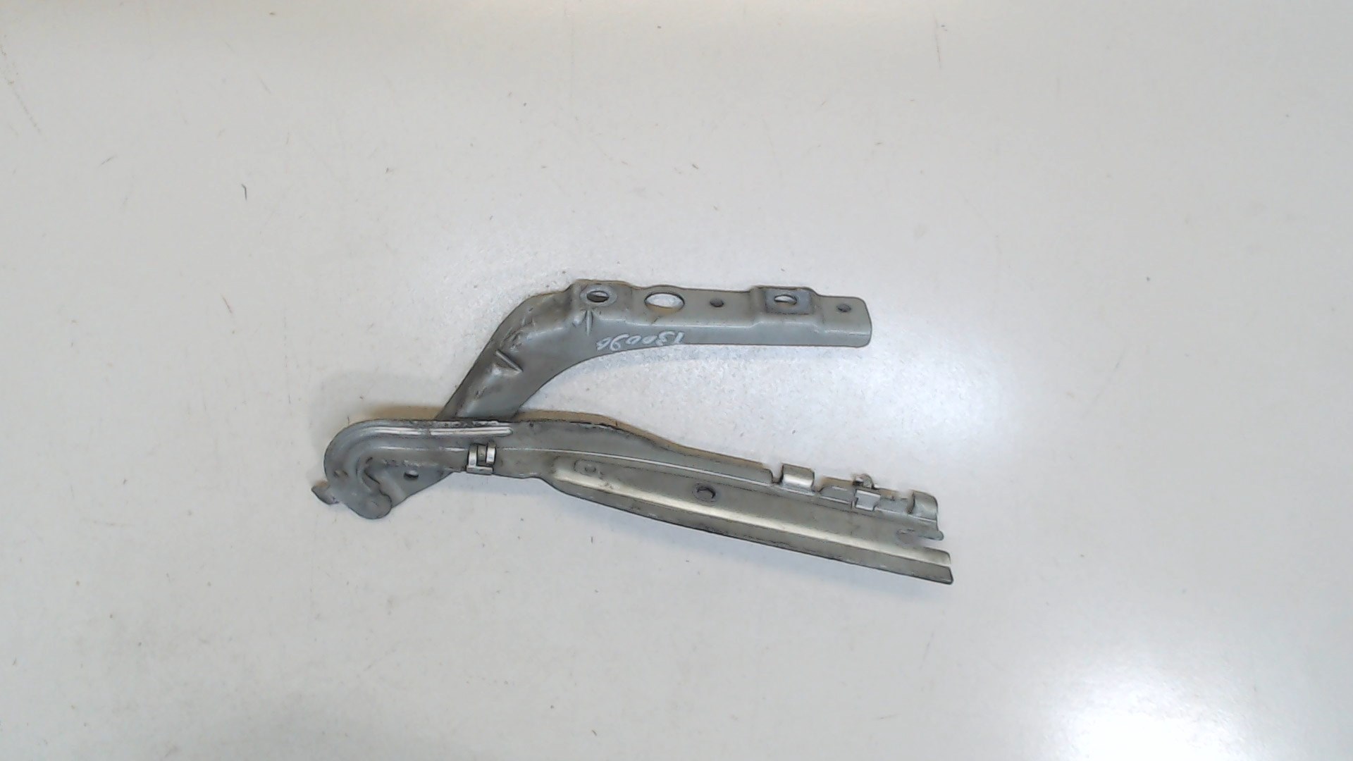 Петля капота правая