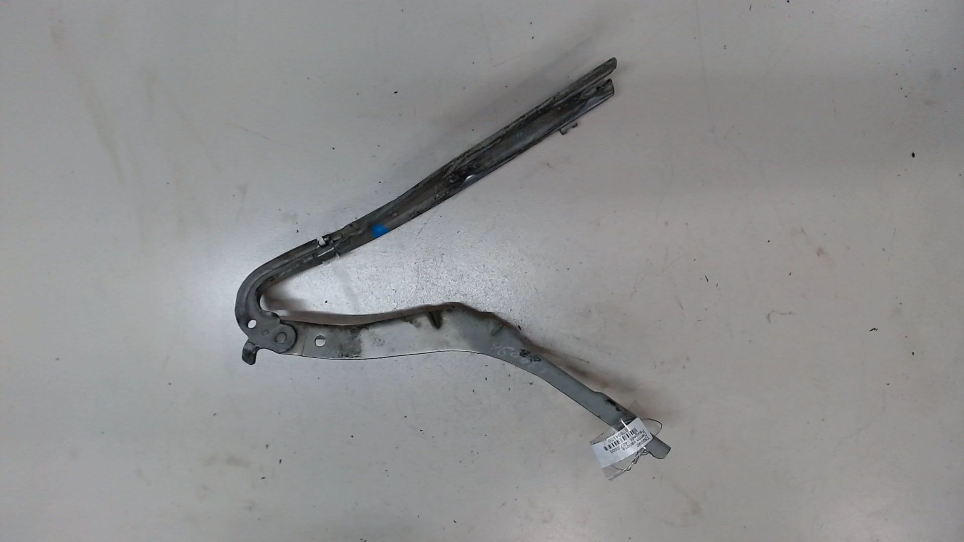 Петля капота правая