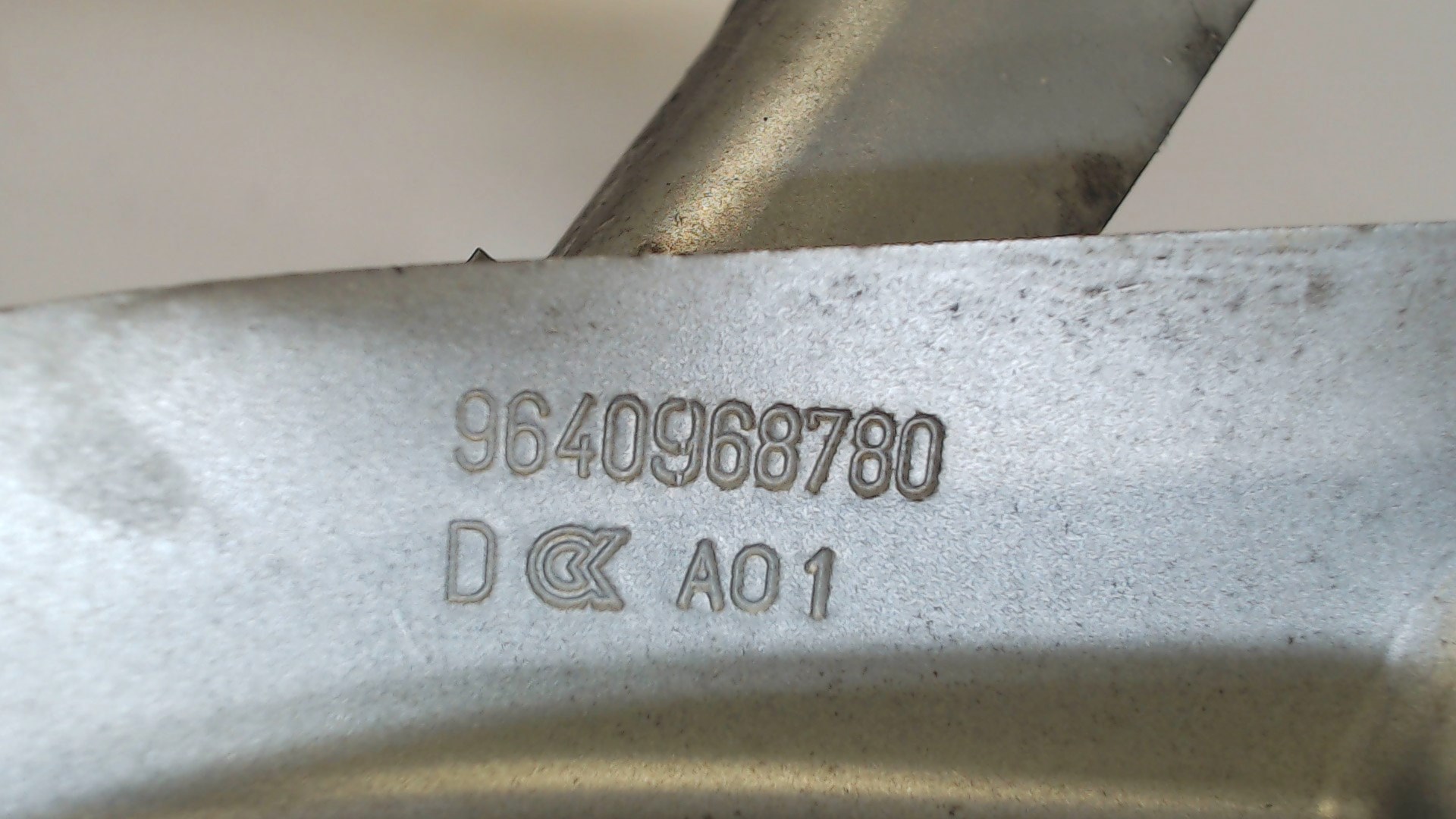 Петля капота правая