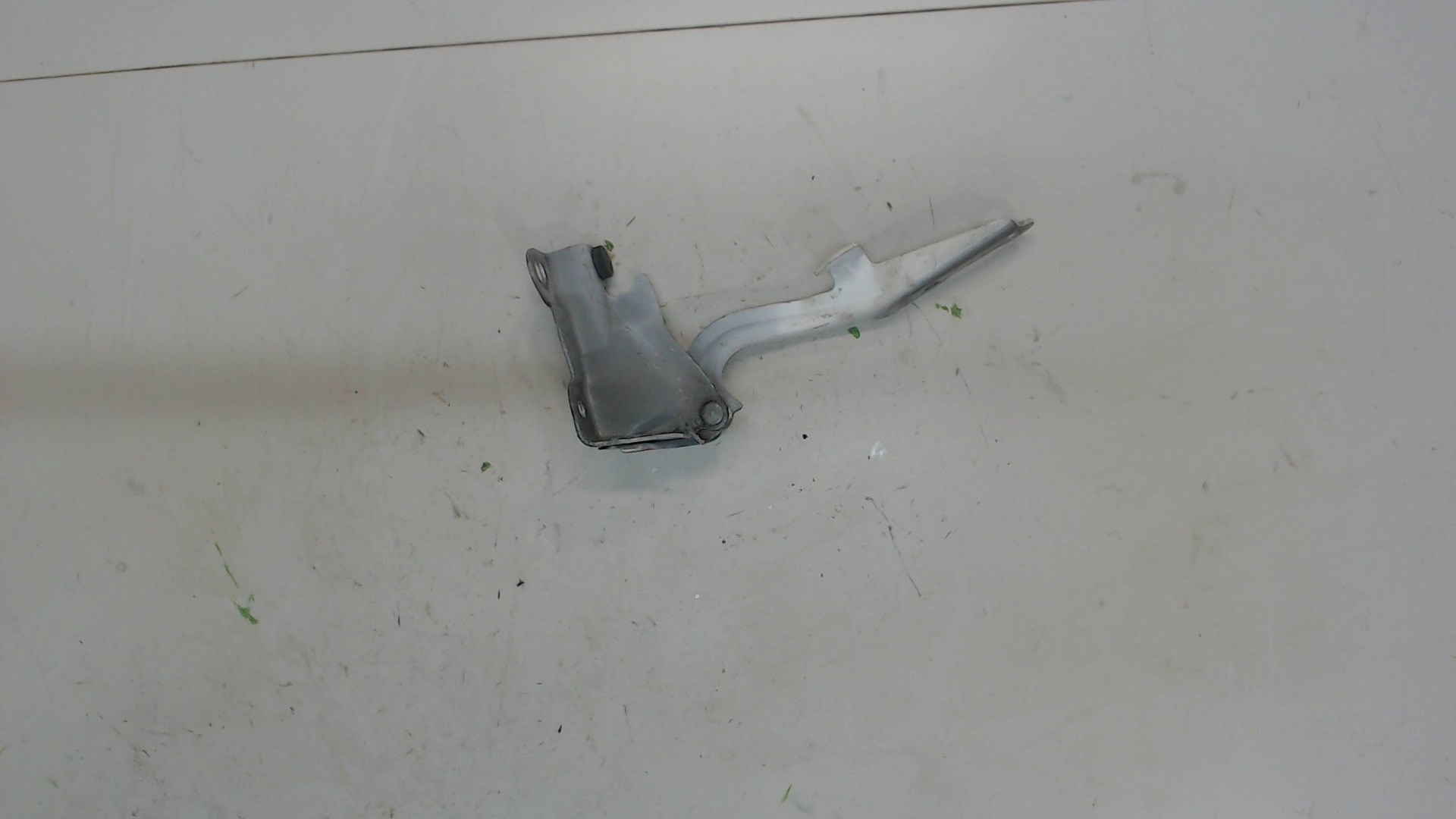 Петля капота левая