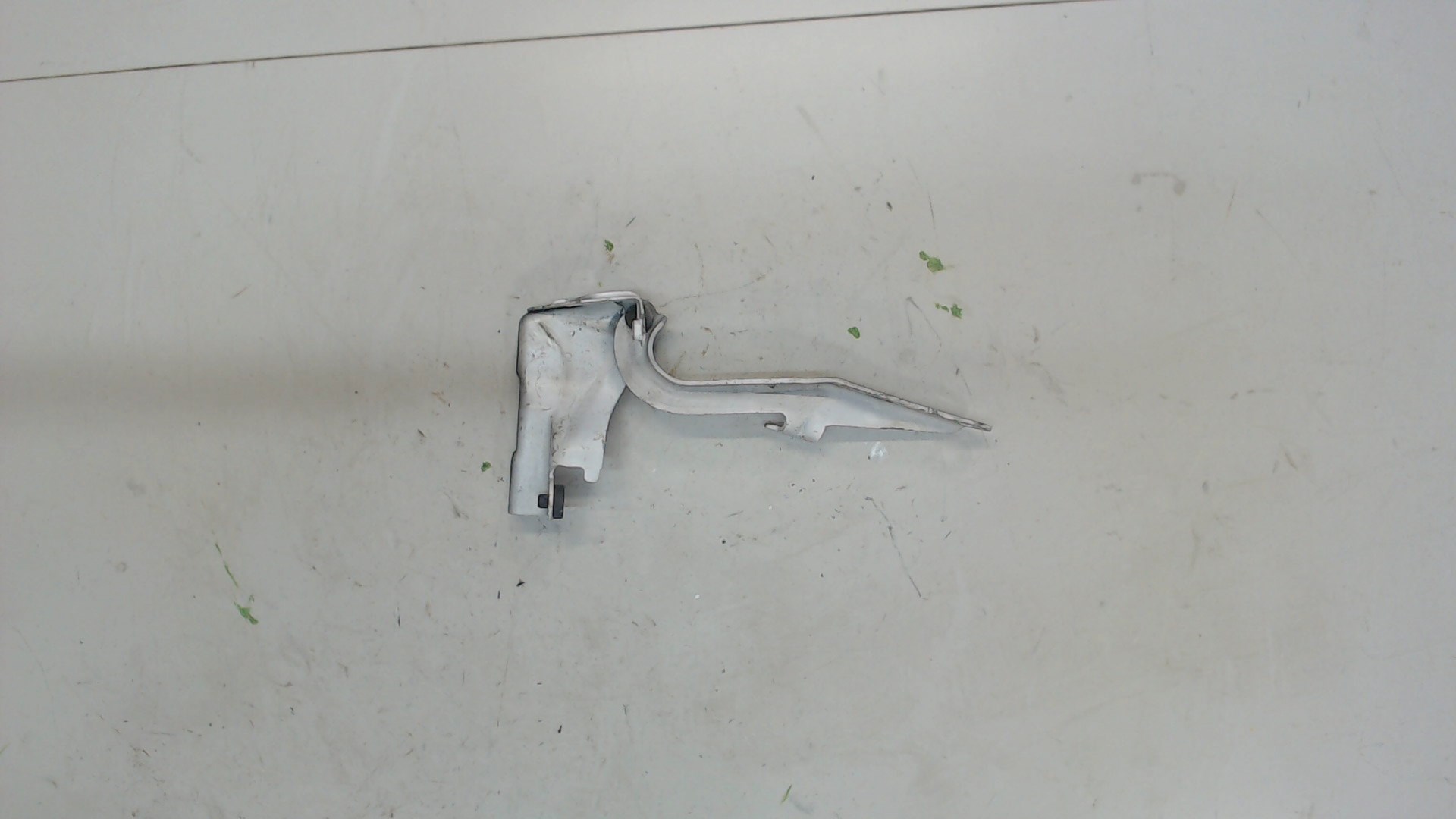 Петля капота левая