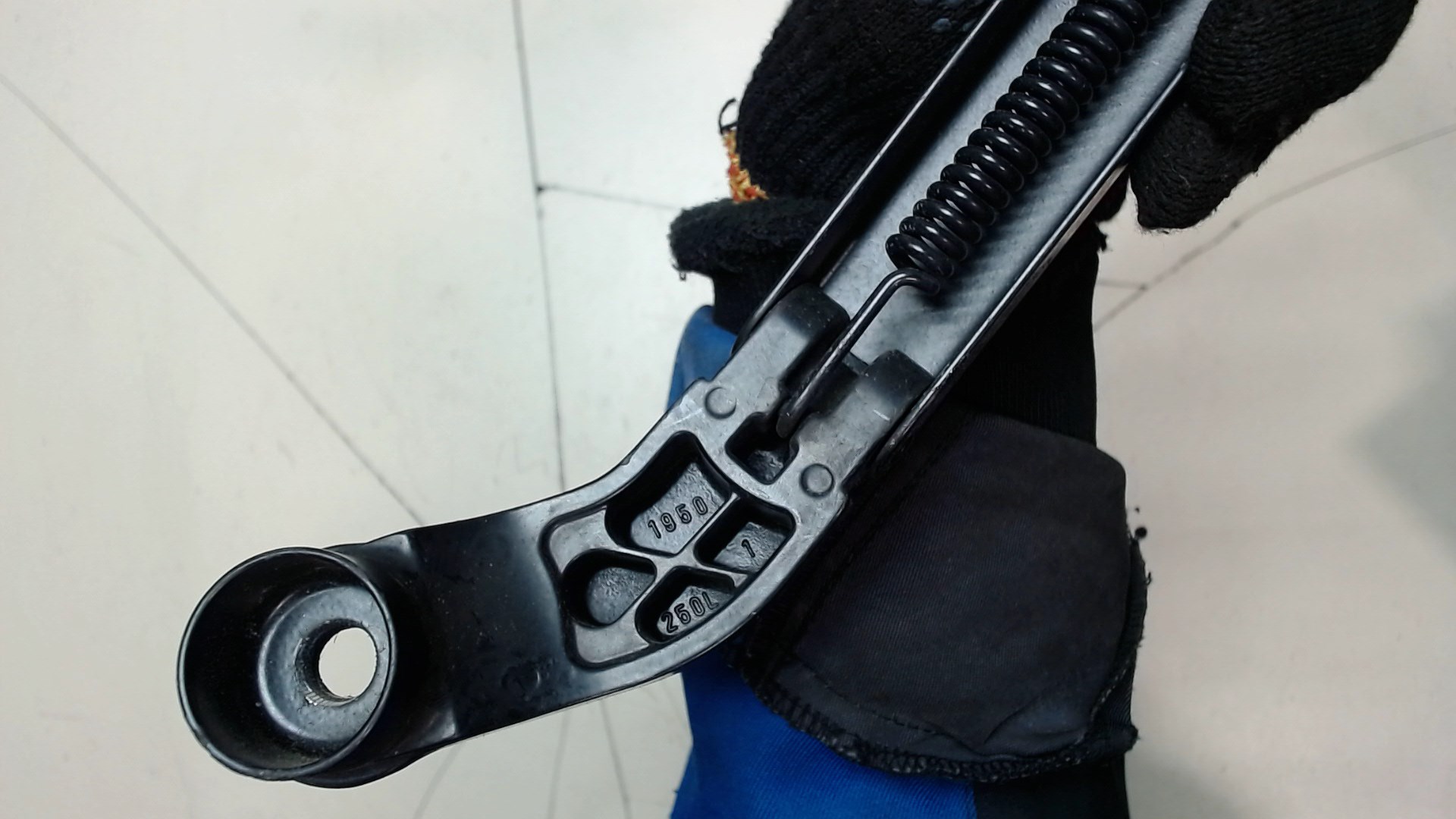 Поводок стеклоочистителя переднего