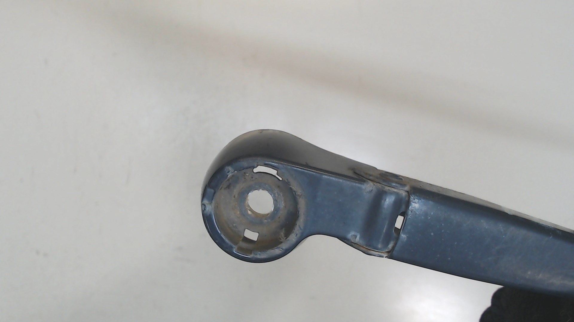 Поводок стеклоочистителя заднего