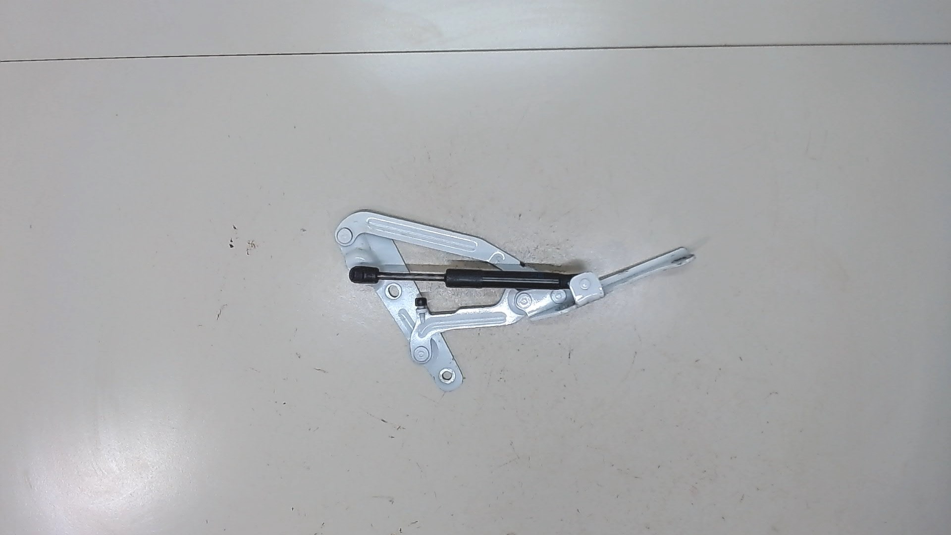 Петля крышки багажника