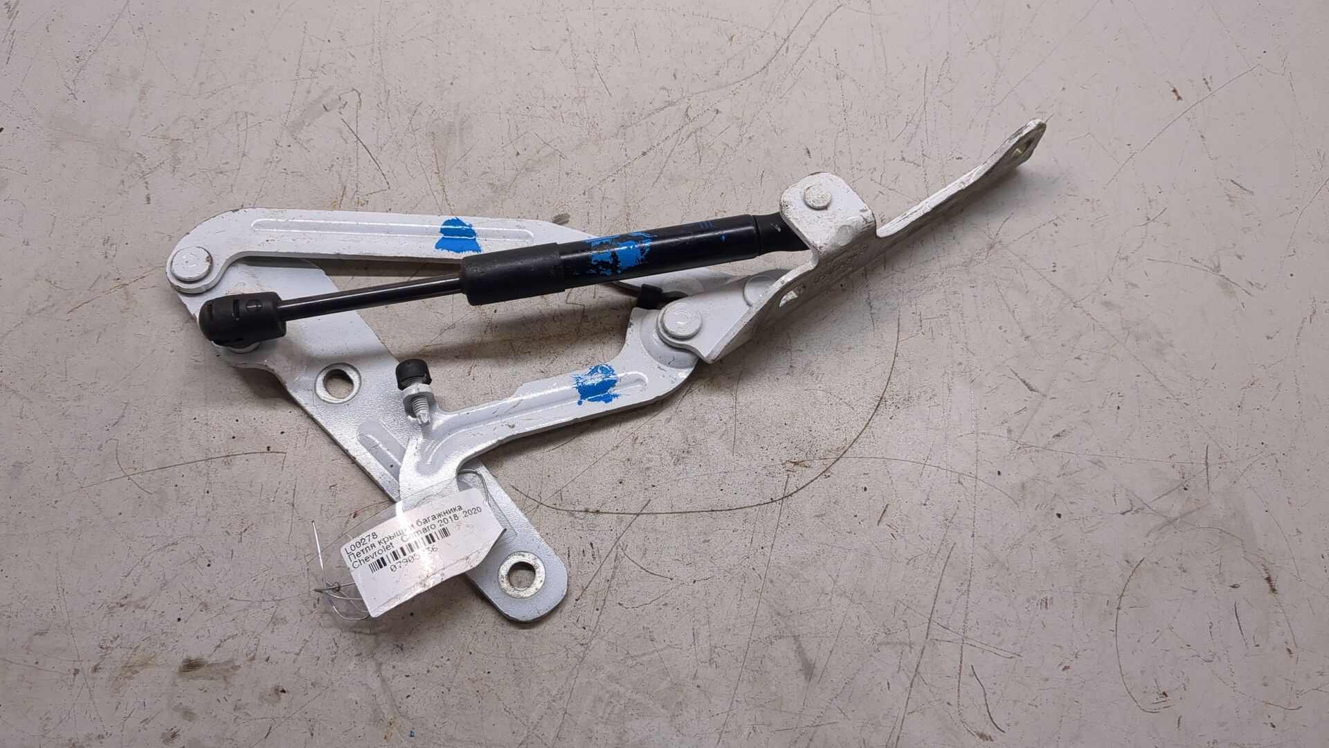 Петля крышки багажника