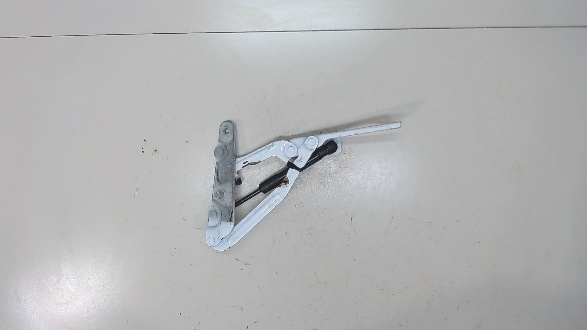 Петля крышки багажника