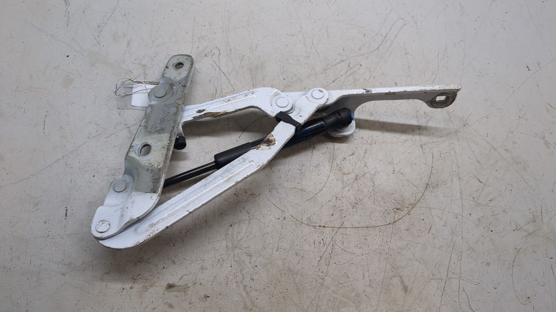 Петля крышки багажника