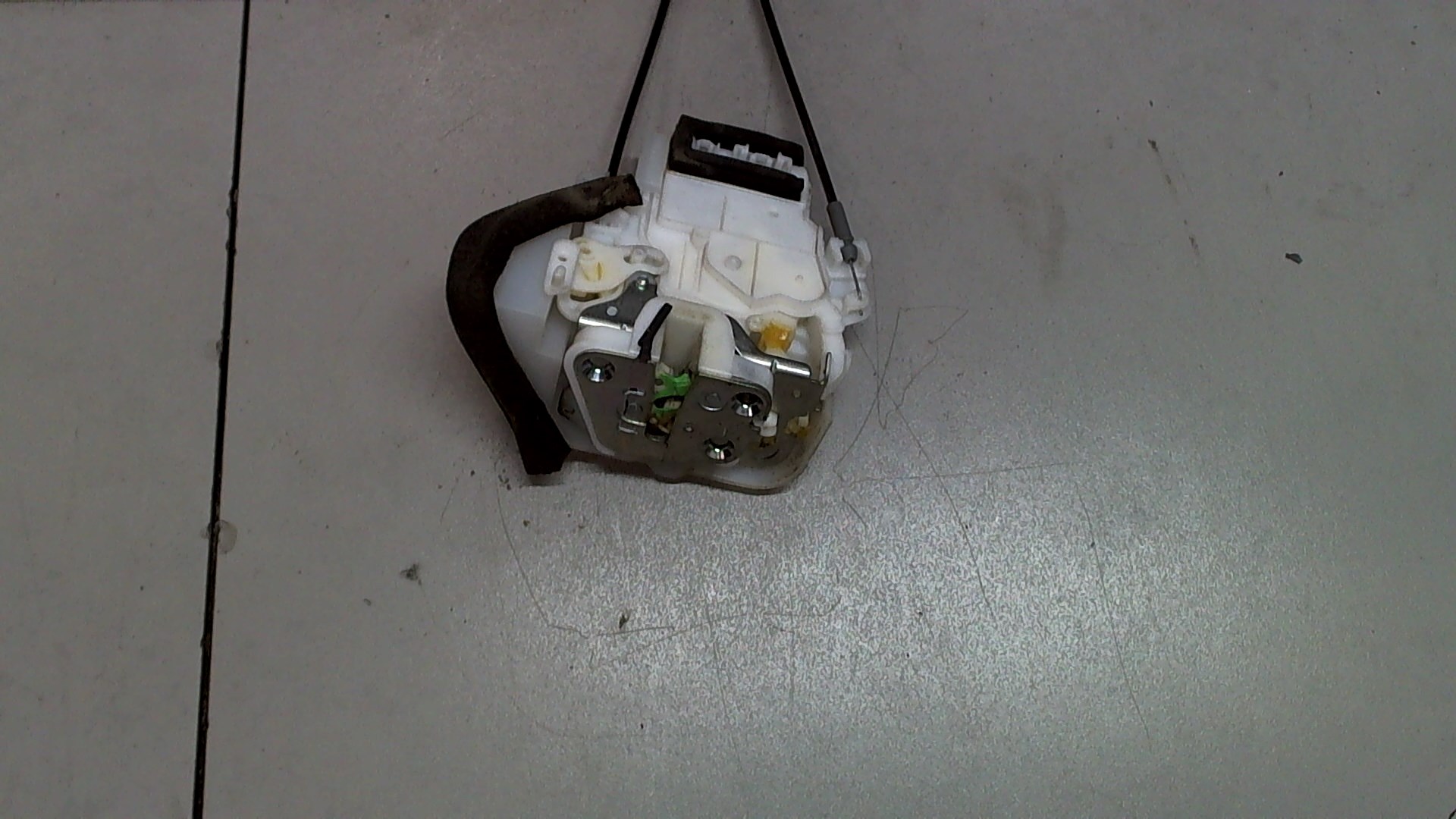 Замок двери задней левой