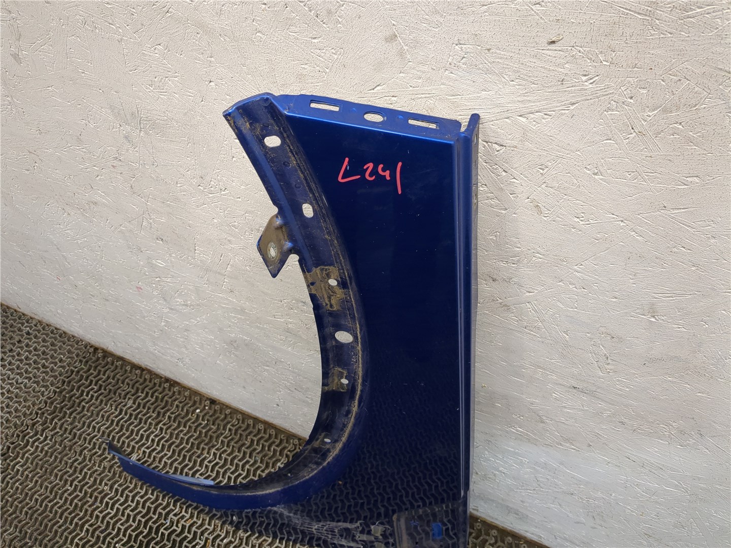 Крыло переднее левое