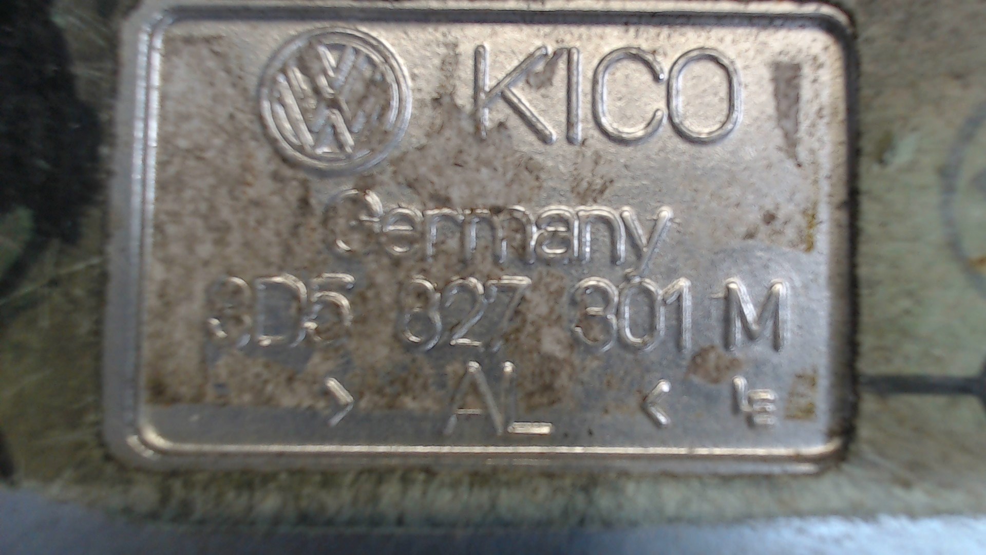 Петля крышки багажника