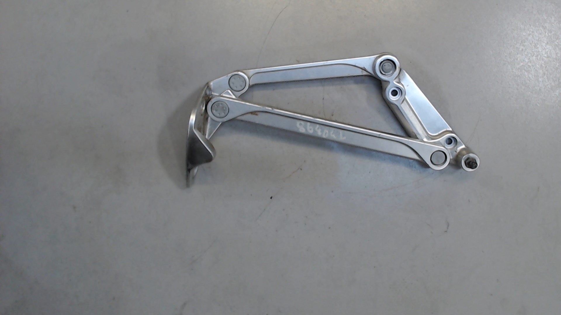 Петля крышки багажника