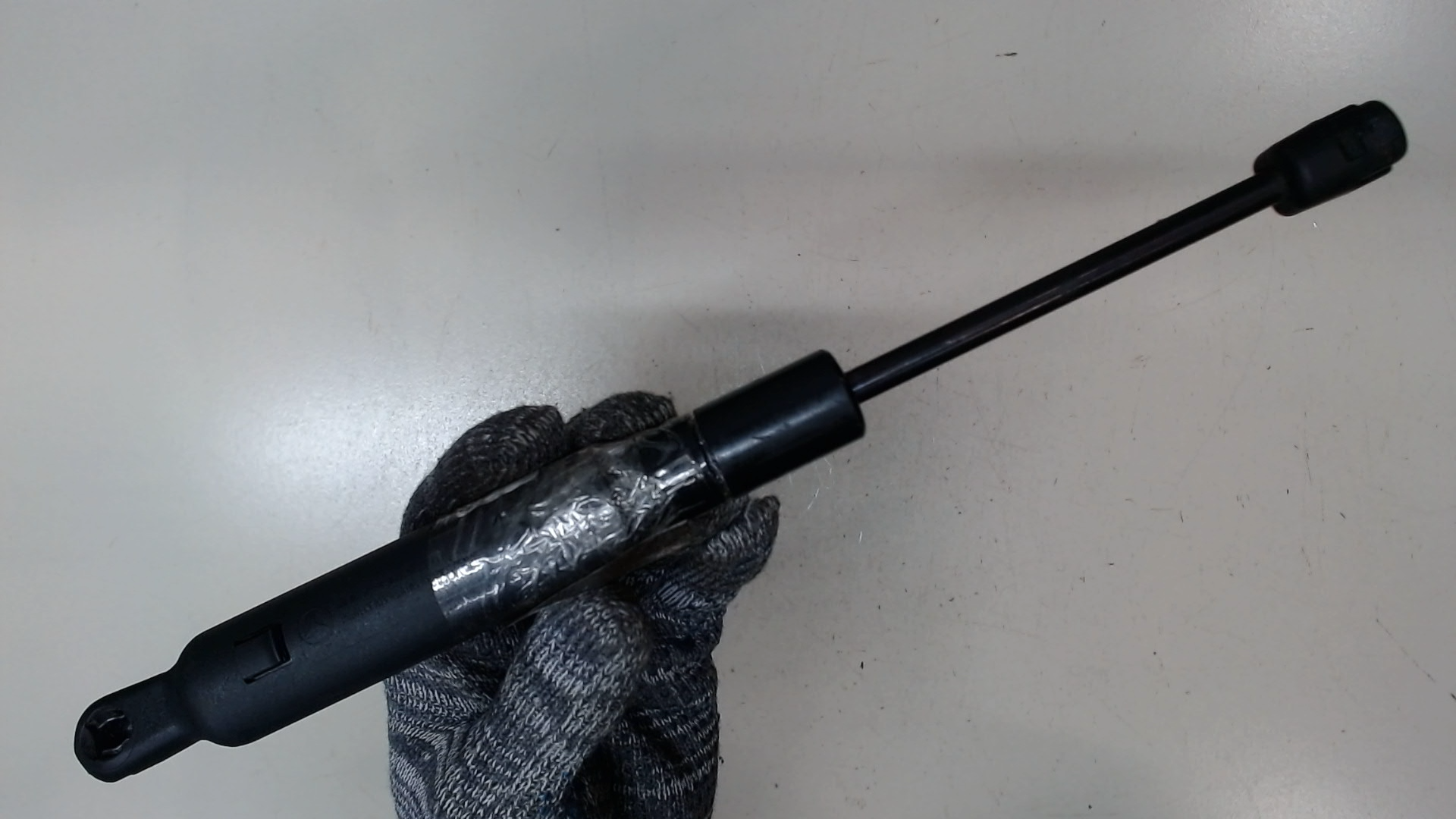 Амортизатор капота