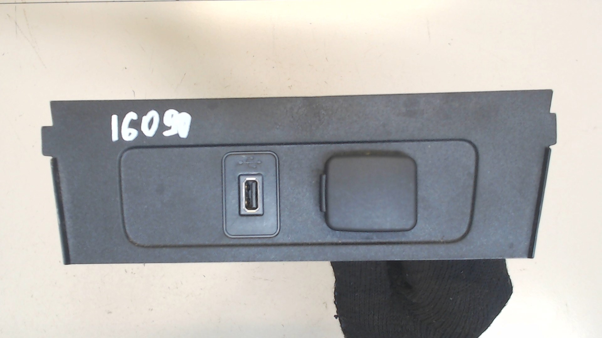 Гнездо AUX / USB IN