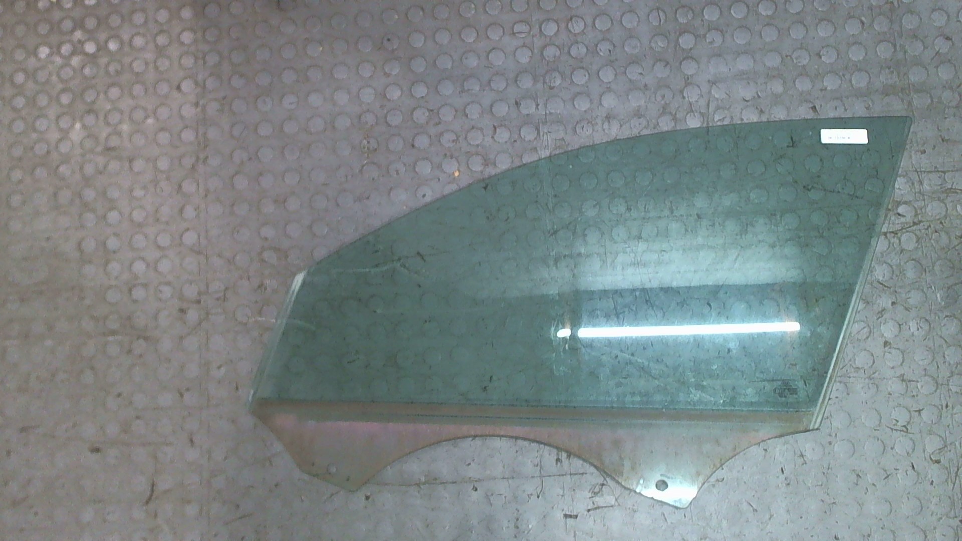 Стекло двери передней левой