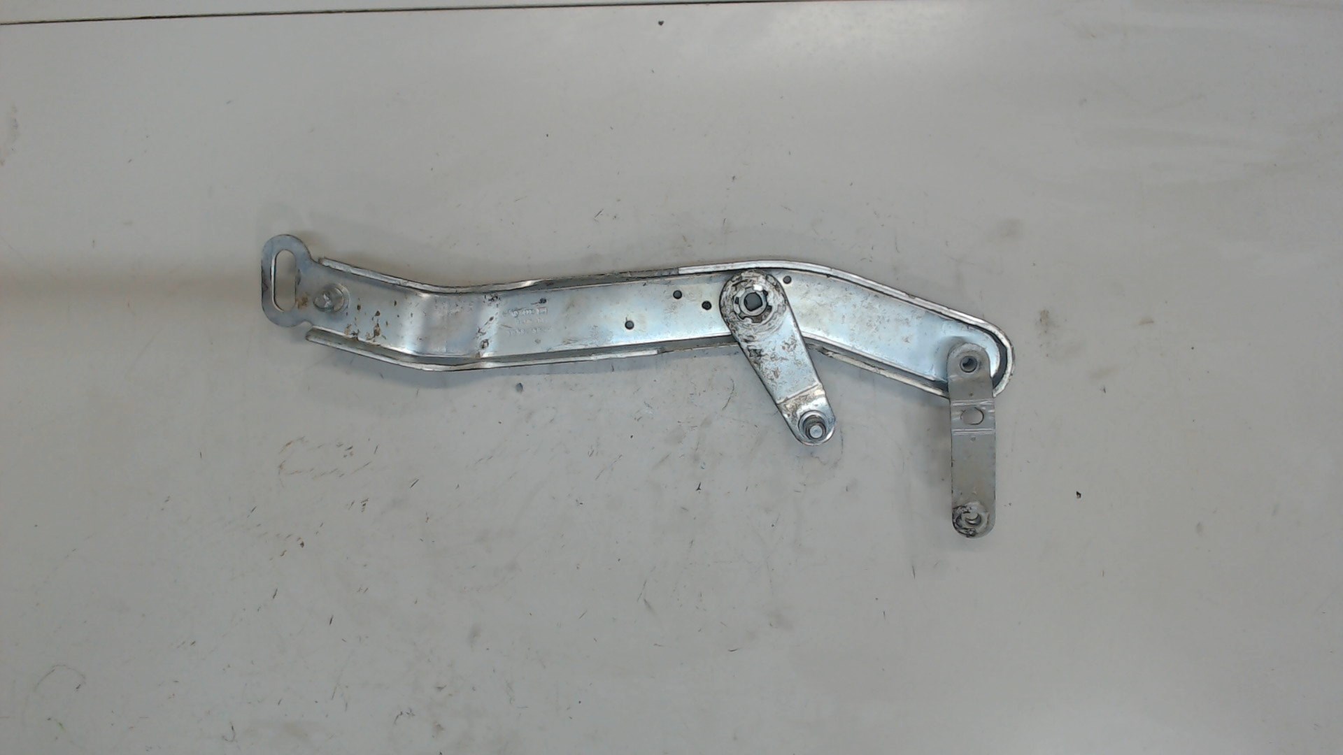 Петля крышки багажника