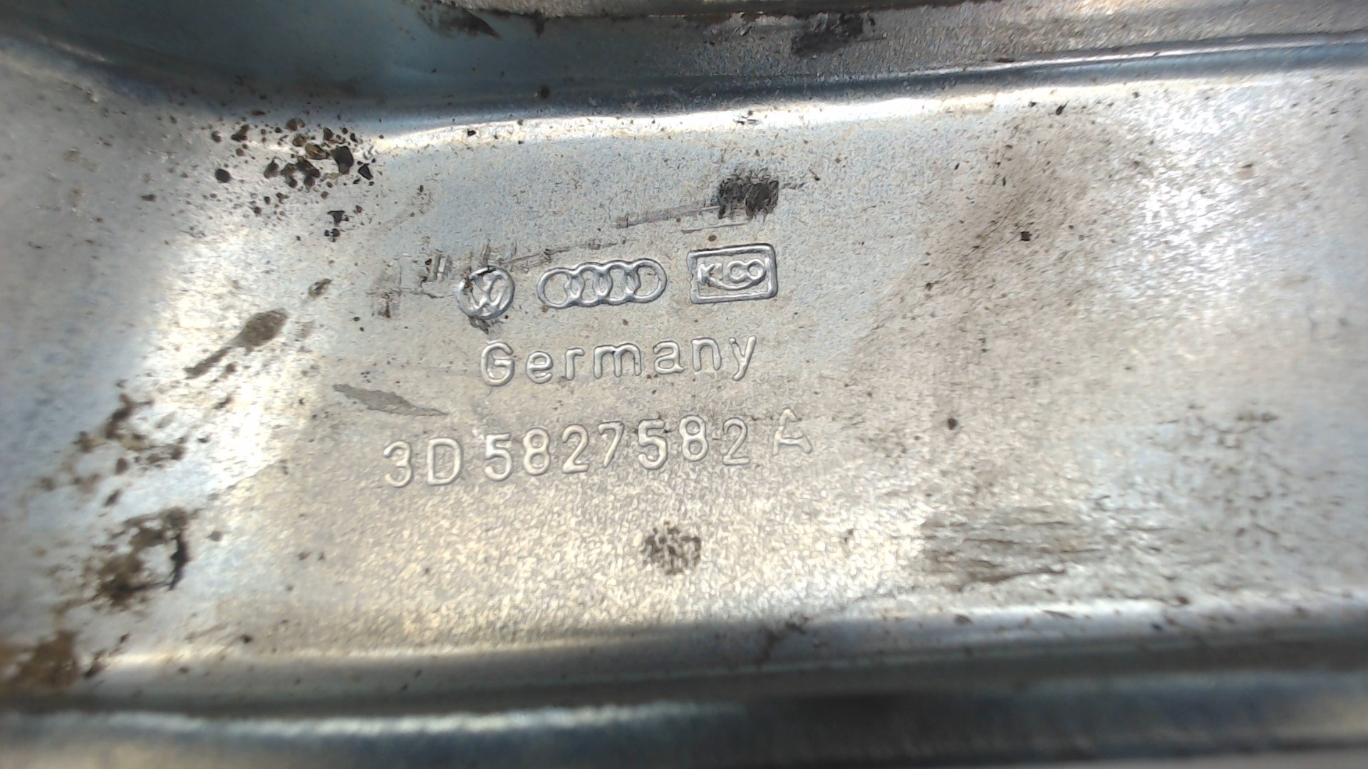 Петля крышки багажника