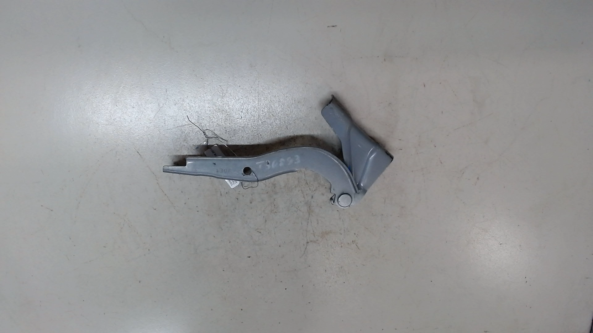 Петля капота правая