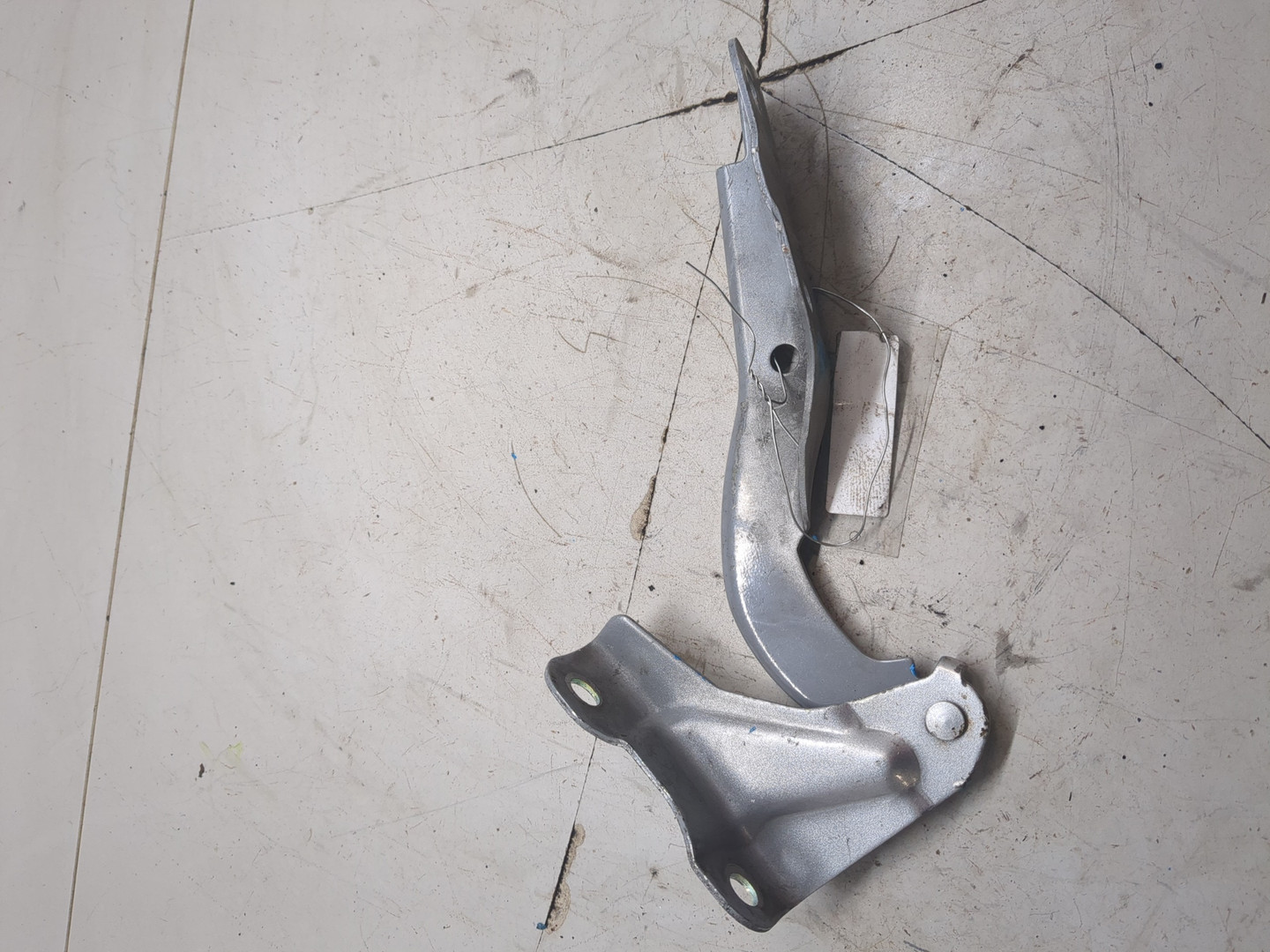 Петля капота правая