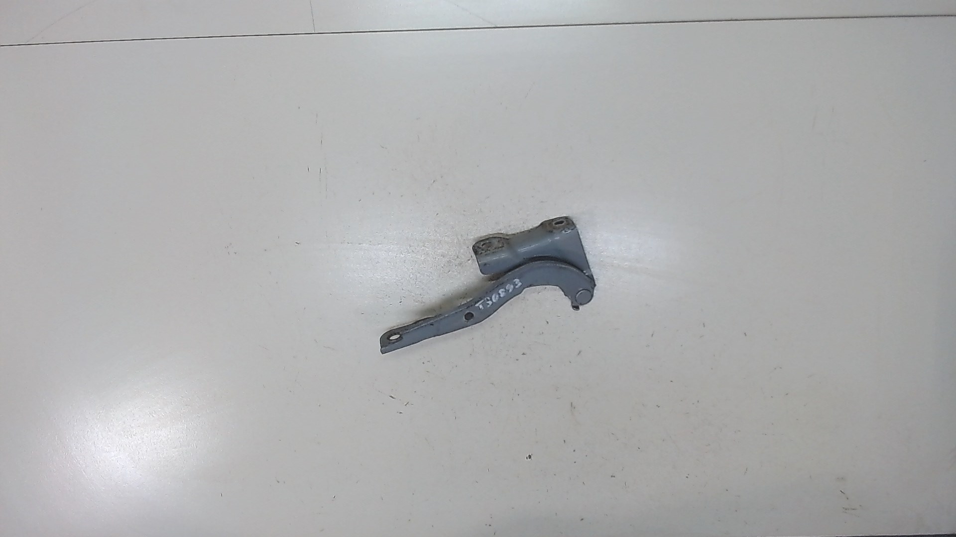 Петля капота правая