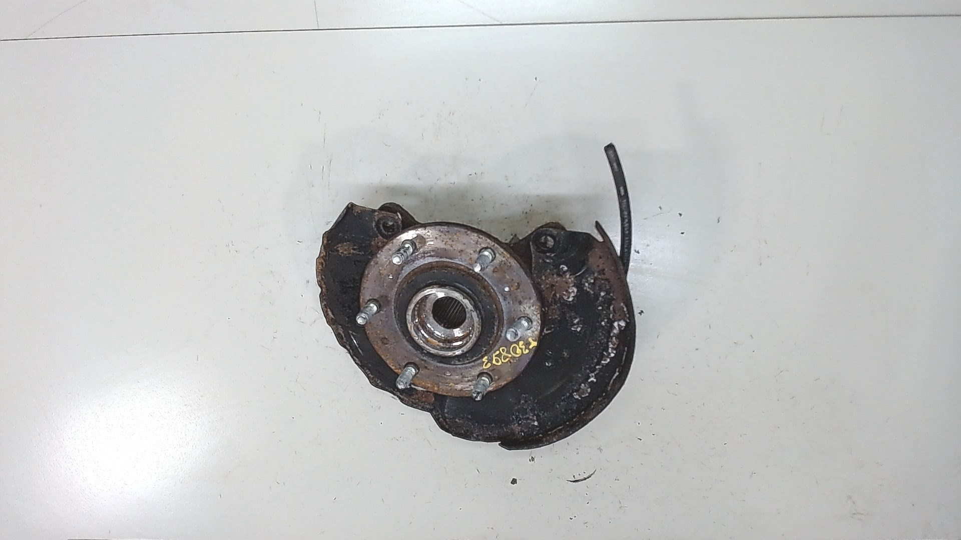 Кулак поворотный передний правый