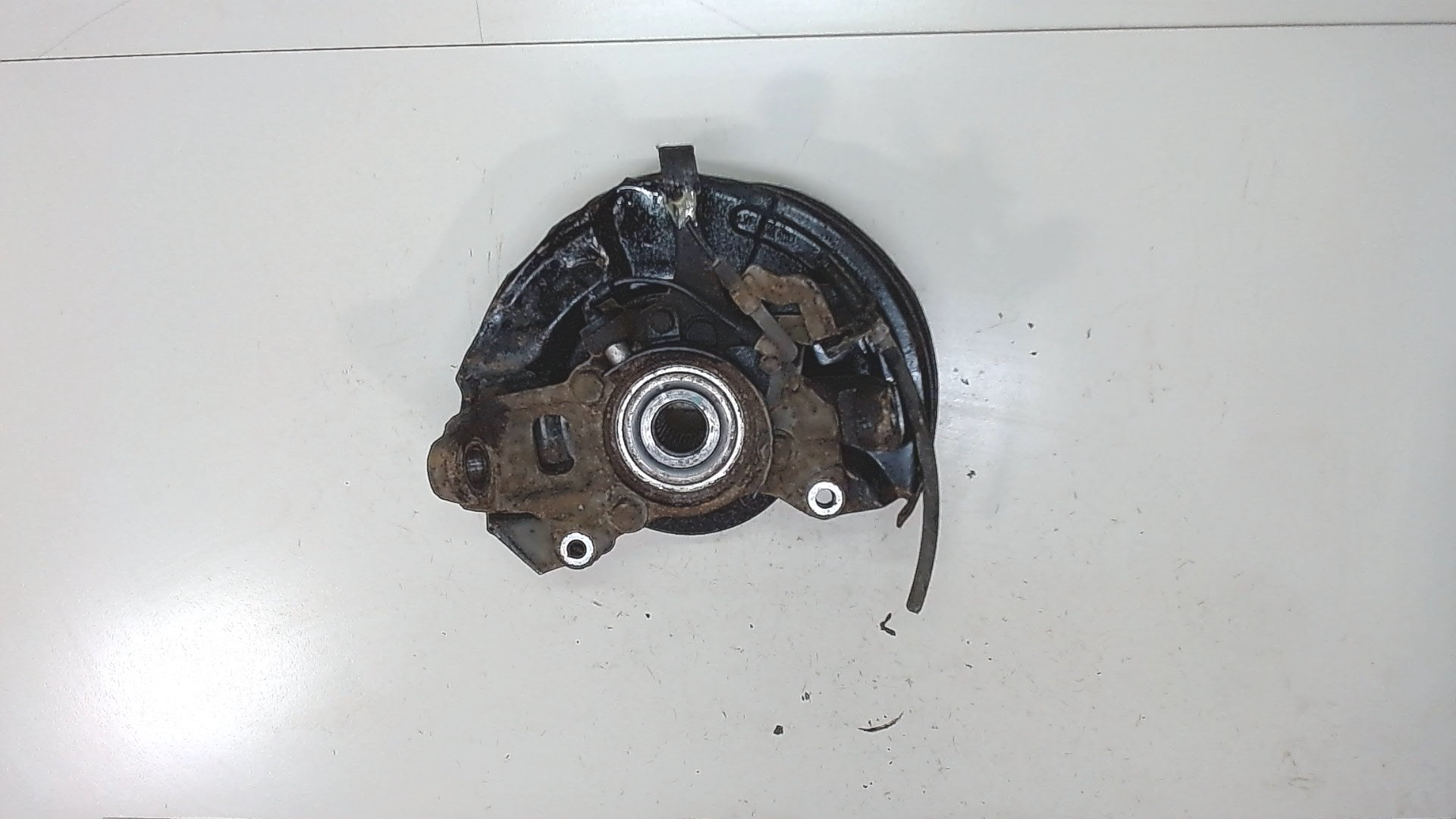 Кулак поворотный передний правый