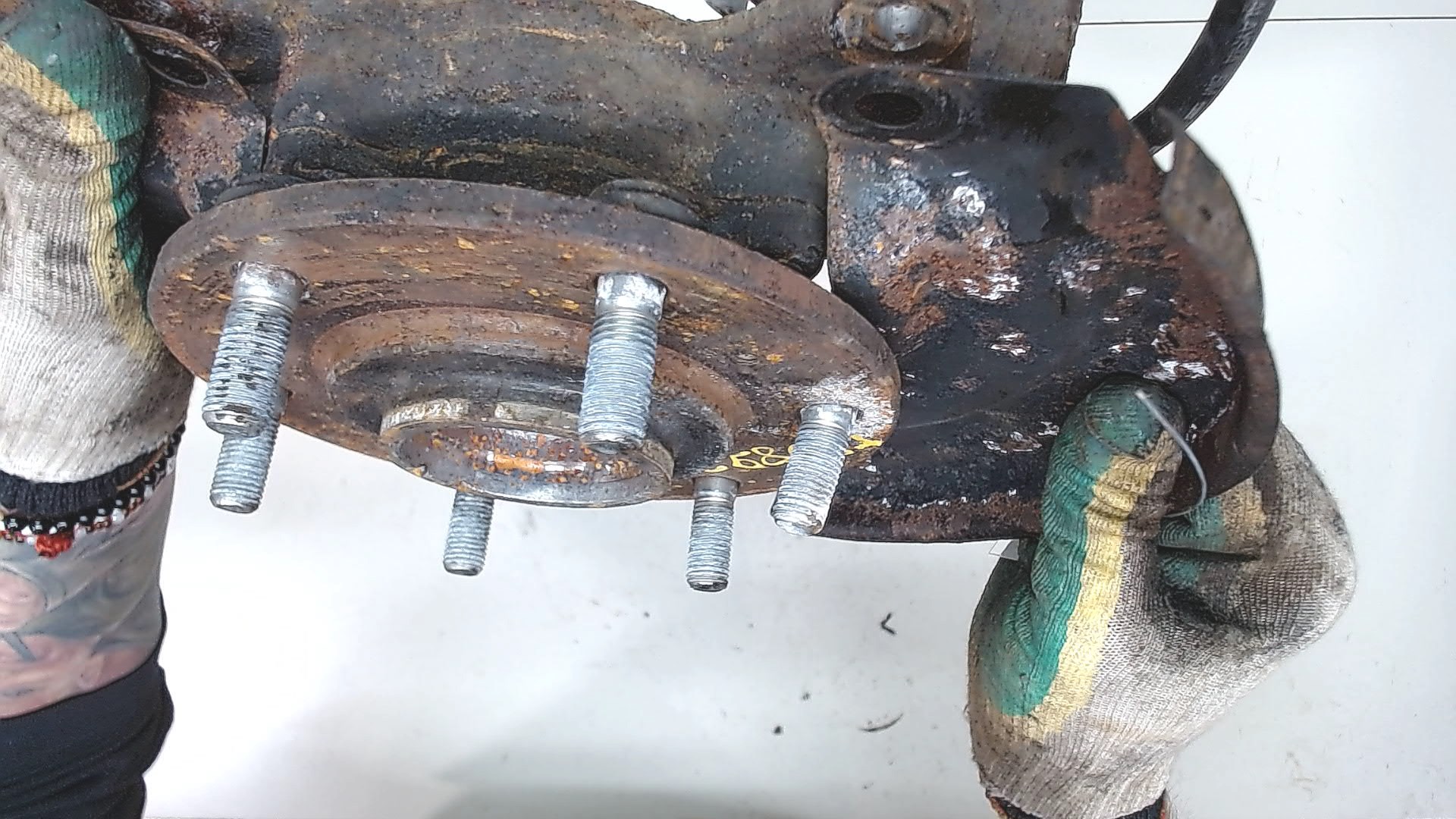 Кулак поворотный передний правый