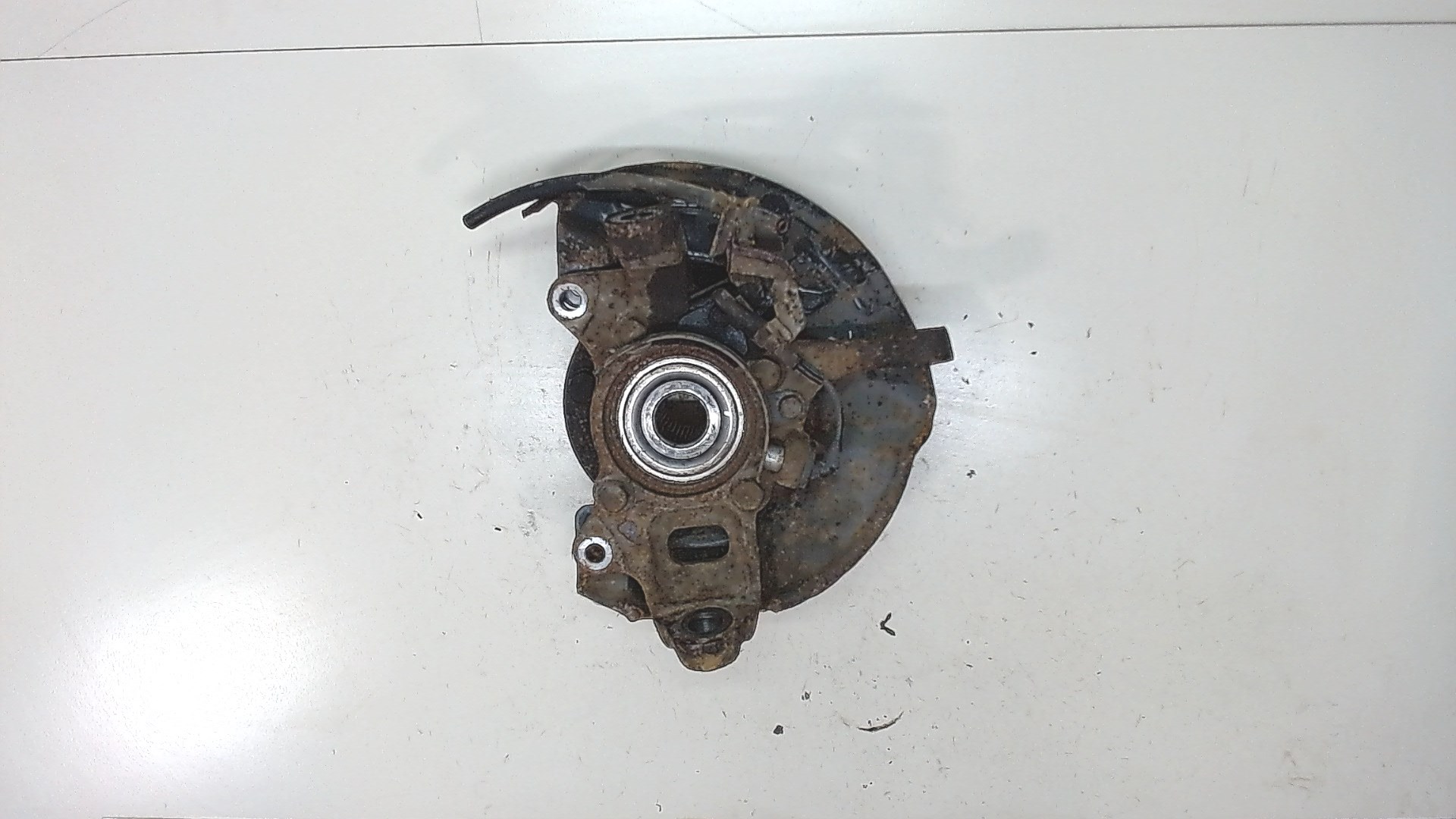 Кулак поворотный передний левый