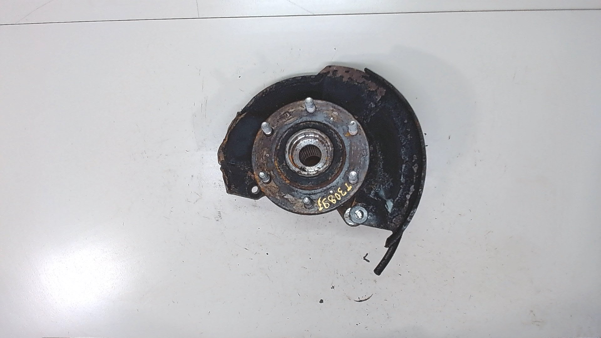 Кулак поворотный передний левый