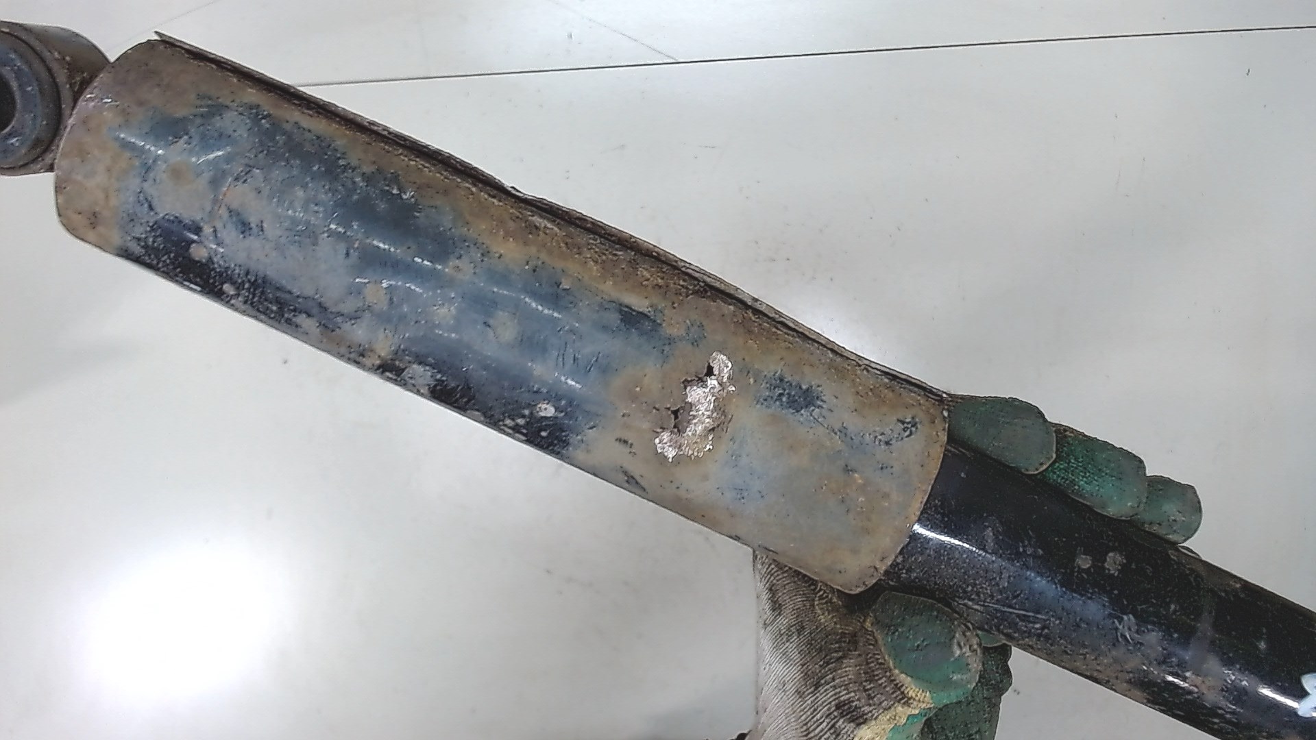 Амортизатор задний правый