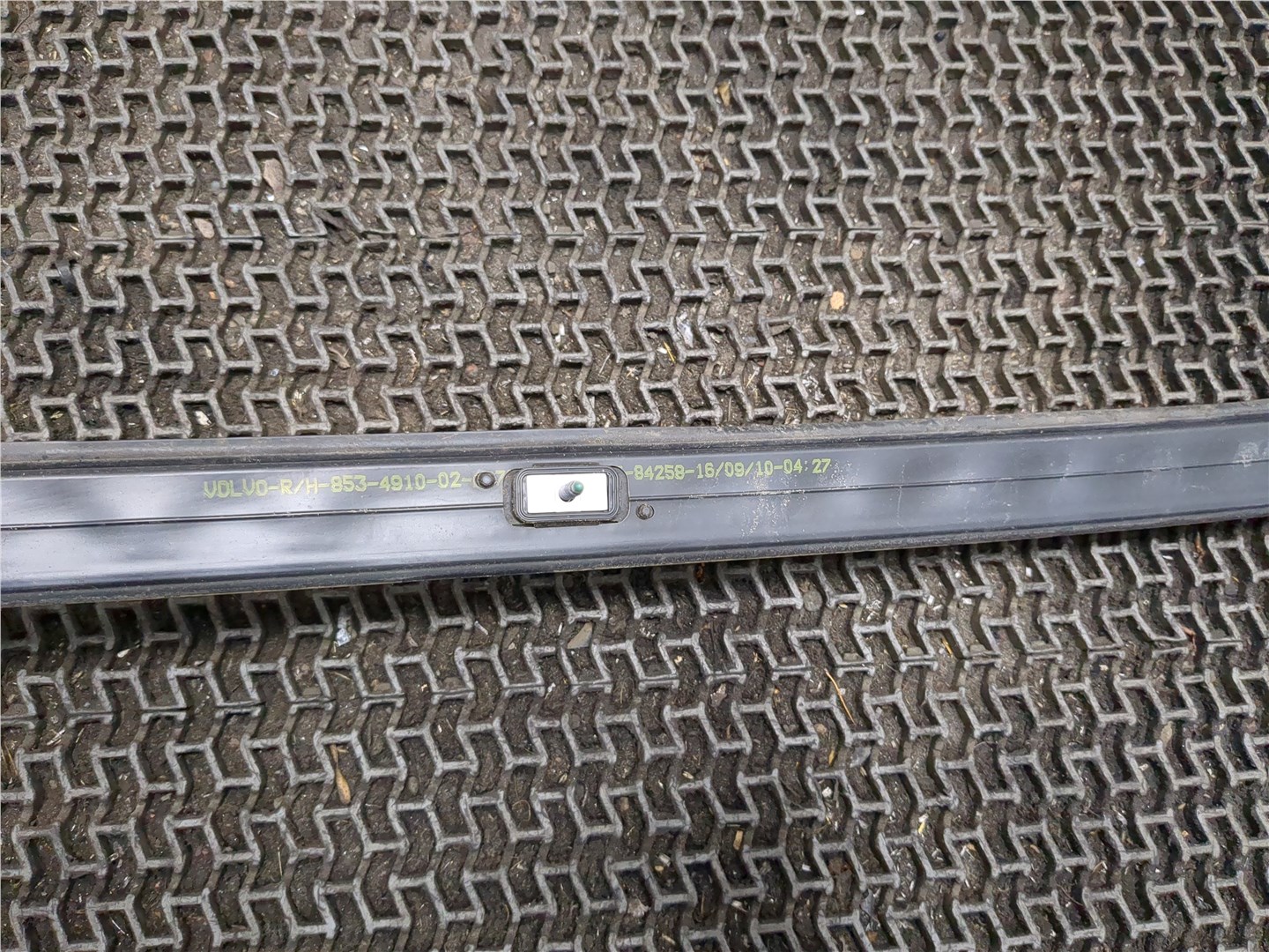 Рейлинг (релинг) правый (планка на крышу)