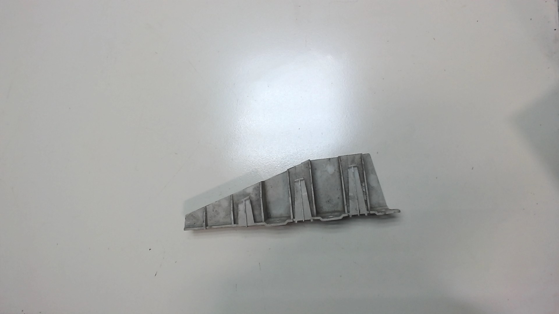 Кронштейн фар левый