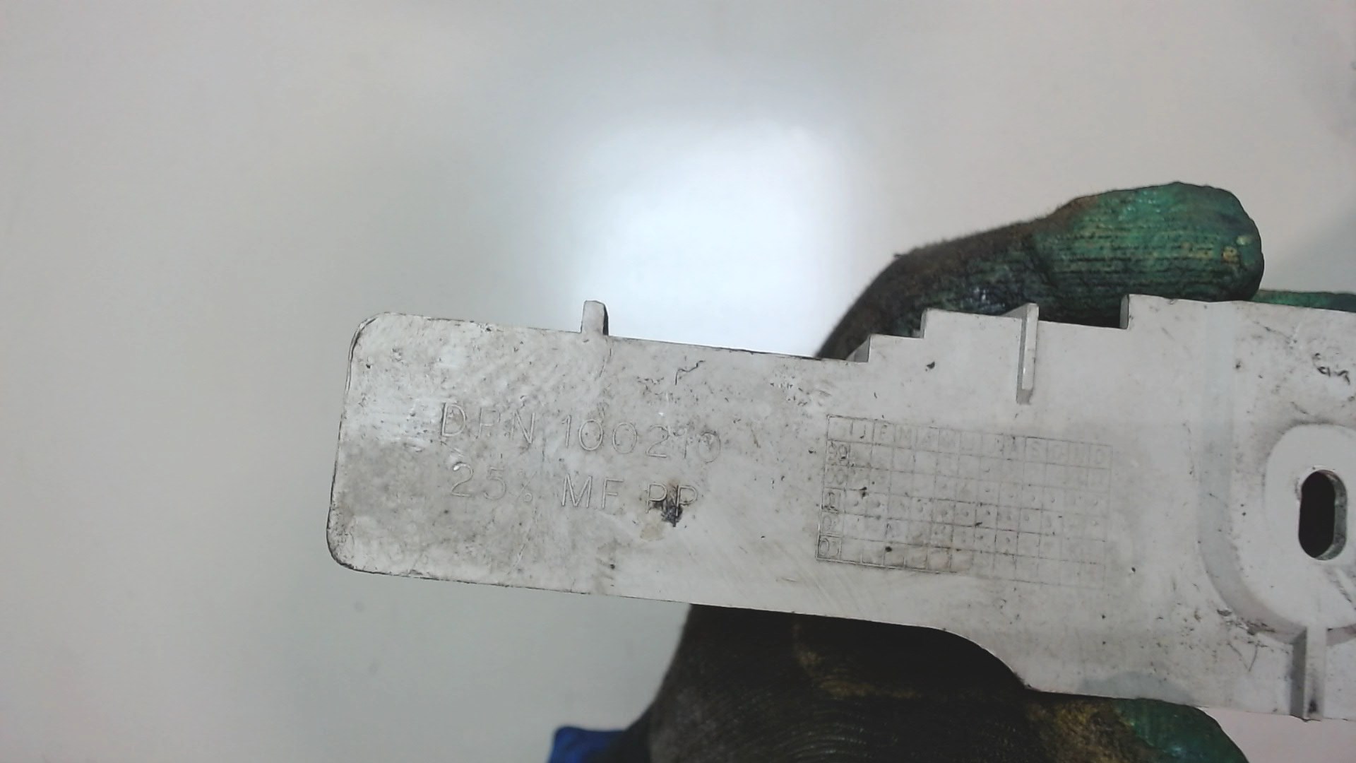 Кронштейн фар левый