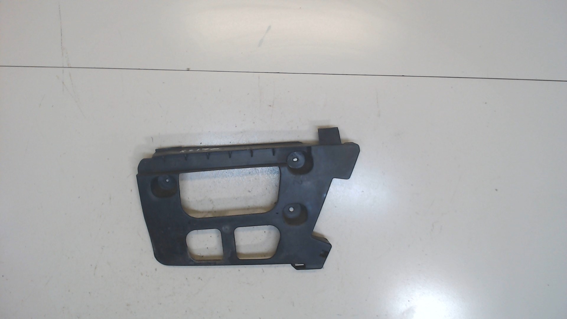 Кронштейн заднего бампера правый