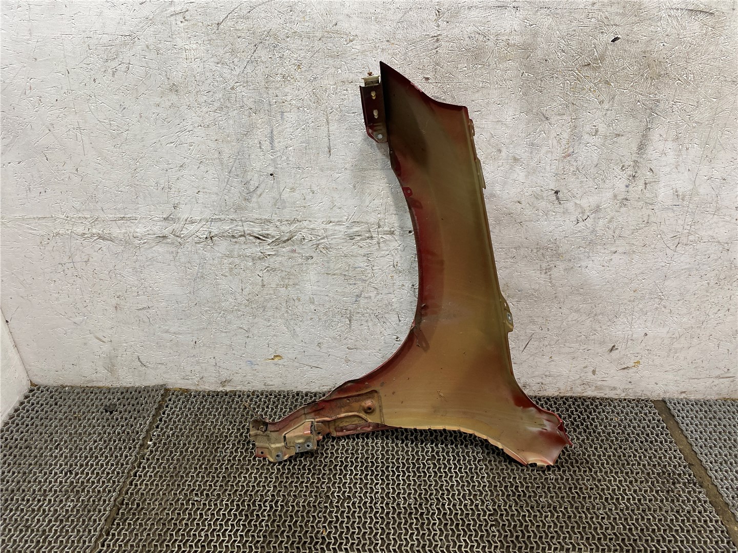 Крыло переднее правое