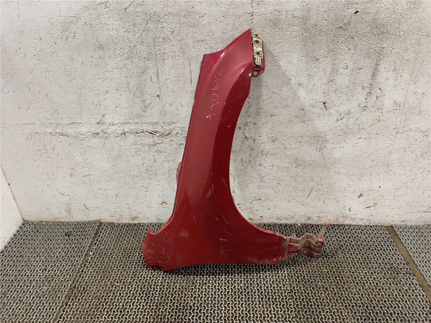 Крыло переднее правое