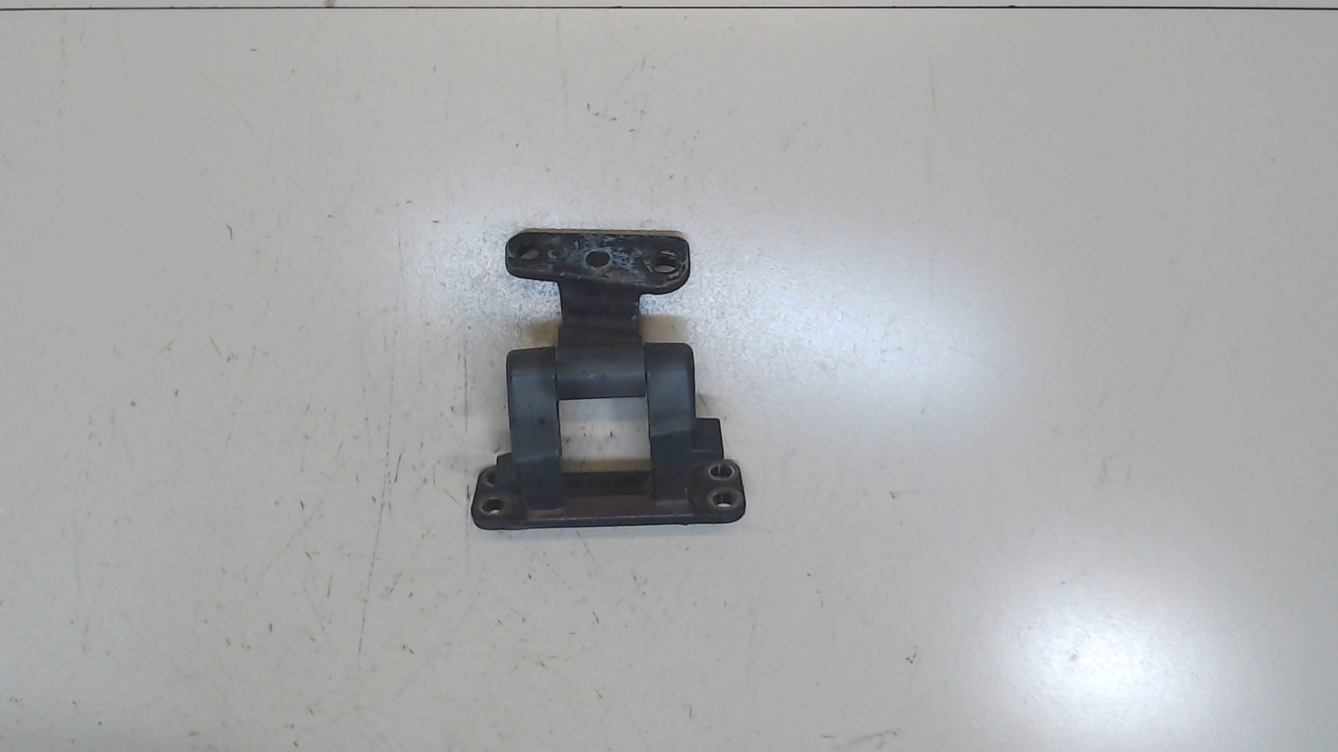 Петля крышки багажника