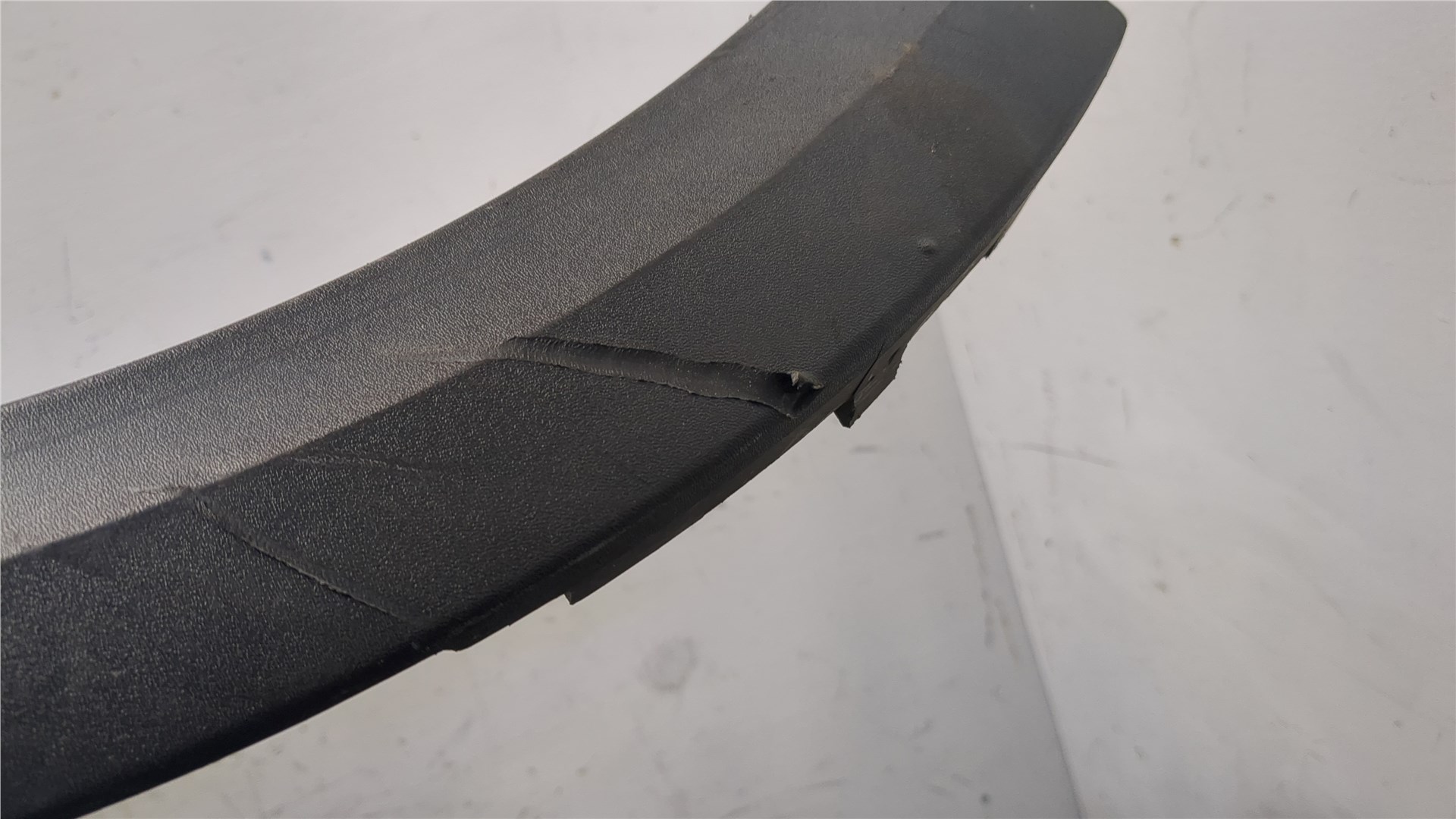 Молдинг заднего крыла правого