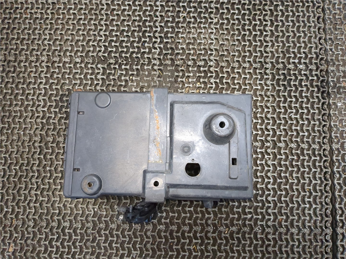 Площадка под аккумулятор (АКБ)