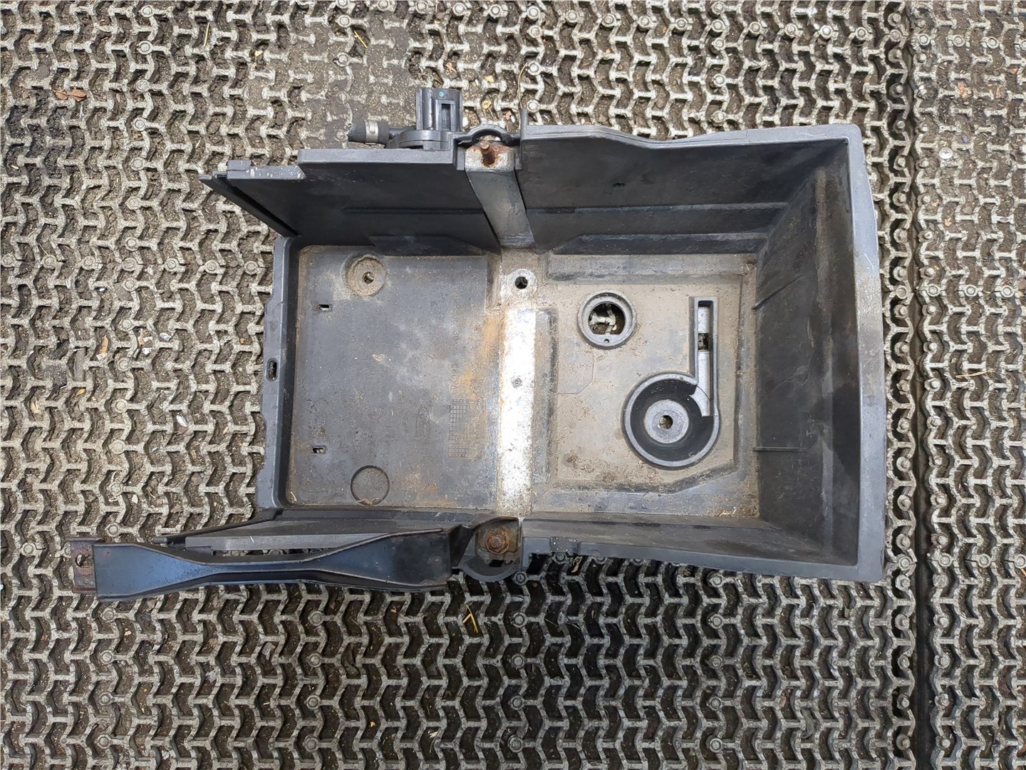 Площадка под аккумулятор (АКБ)