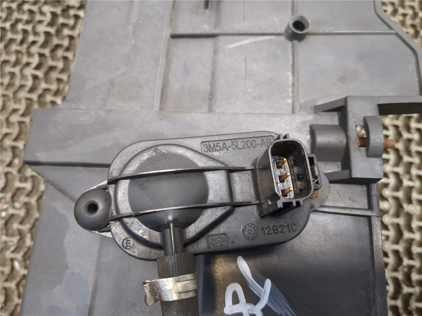 Площадка под аккумулятор (АКБ)