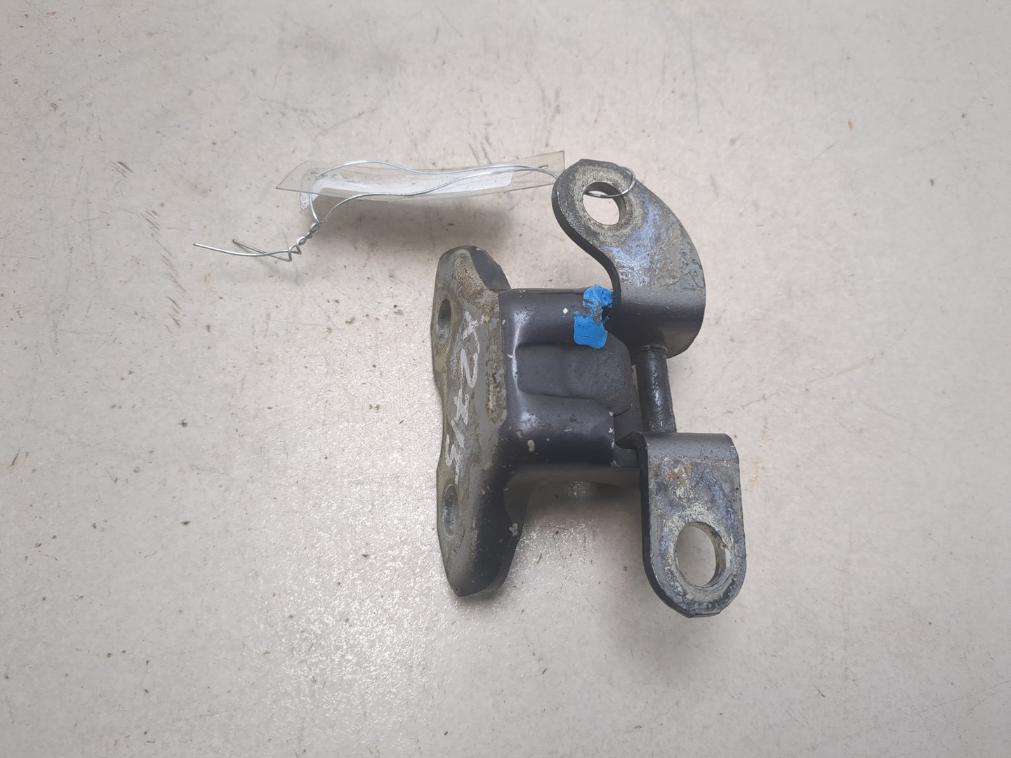 Петля двери